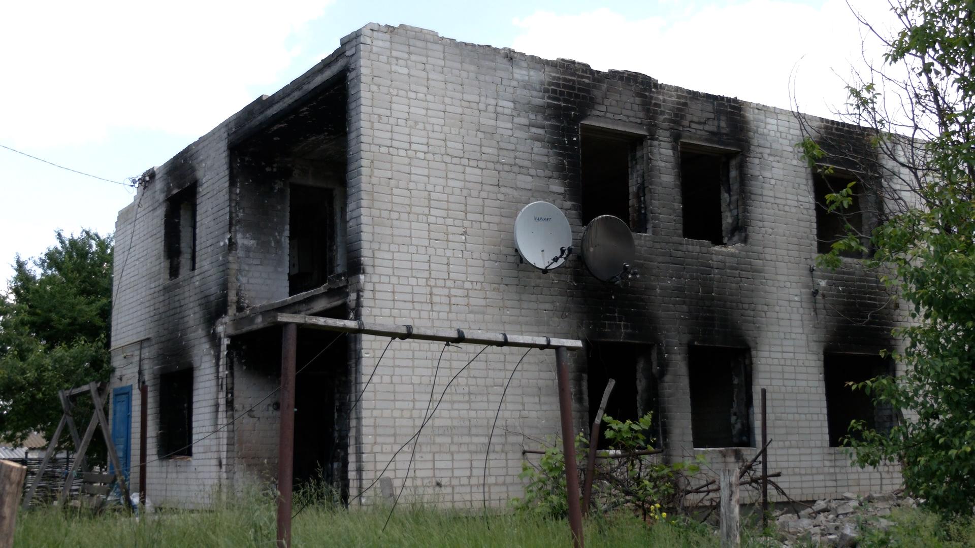 Vypálené a ostreľované domy v Černihivskom regióne. Na jeseň majú byť opravené či postavené znovu