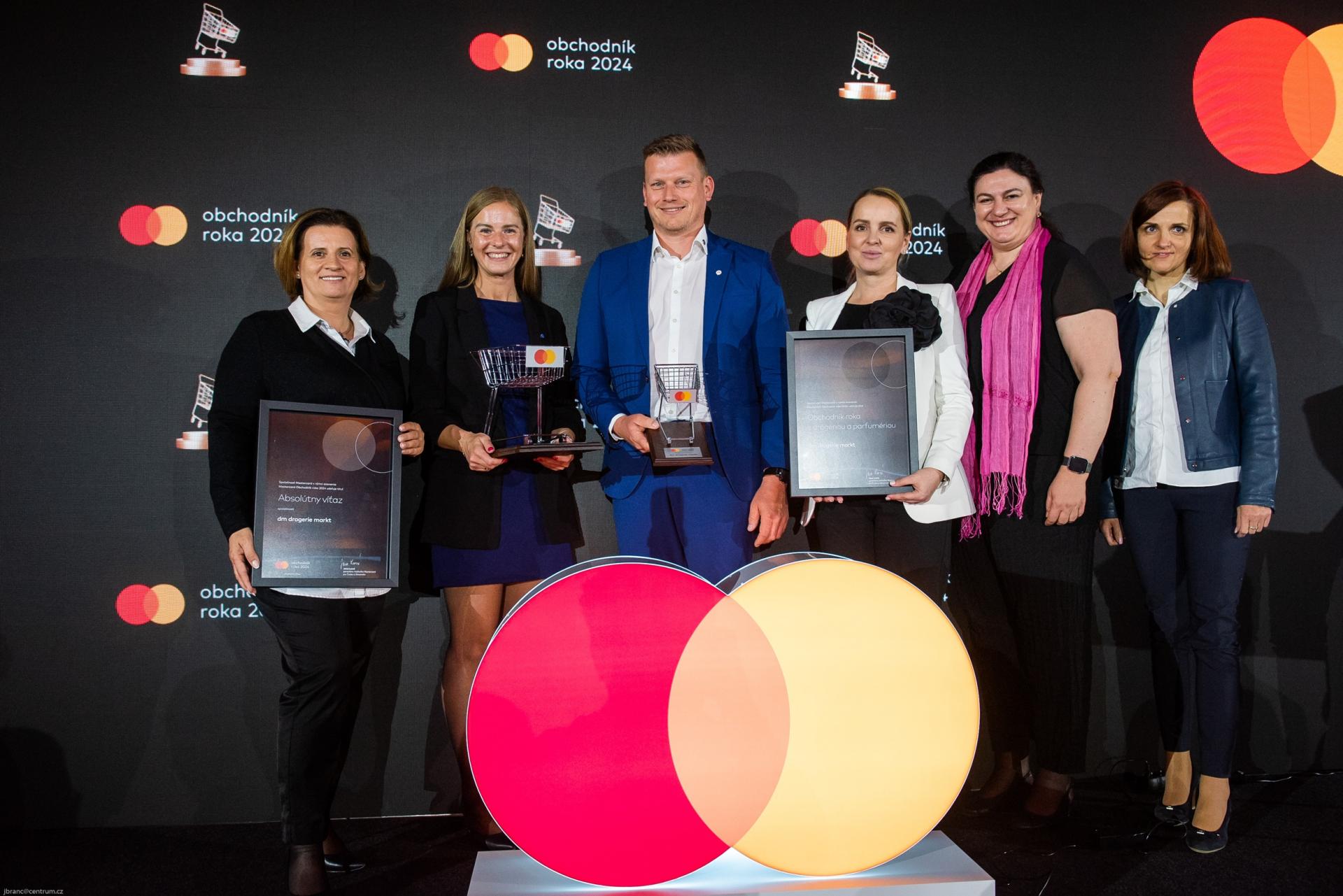 Galavečera spojeného s odovzdávaním cien sa za dm zúčastnili (zľava) Zuzana Vinklerová, Mária Mikušová, Martin Pavelka, Lucia Husárová, Marianna Voštinárová a Jaroslava Pipošiarová.