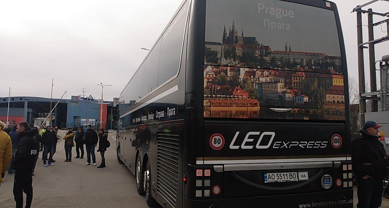 Vyšné Nemecké, sobota doobeda: Funguje autobusová preprava Ukrajincov do Čiech.