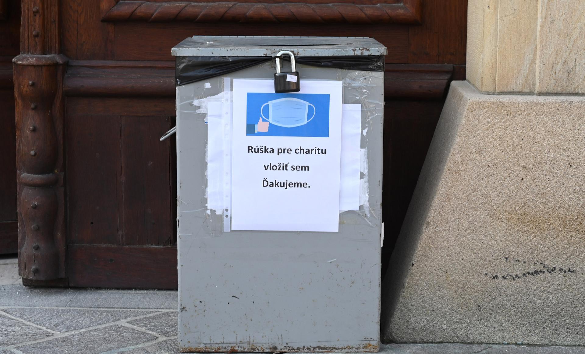 Schránka s rúškami pred Mestským úradom v Prešove počas mimoriadnej situácie ako opatrenie proti šíreniu COVID-19 spôsobeného koronavírusom (2019-nCoV) na Slovensku.