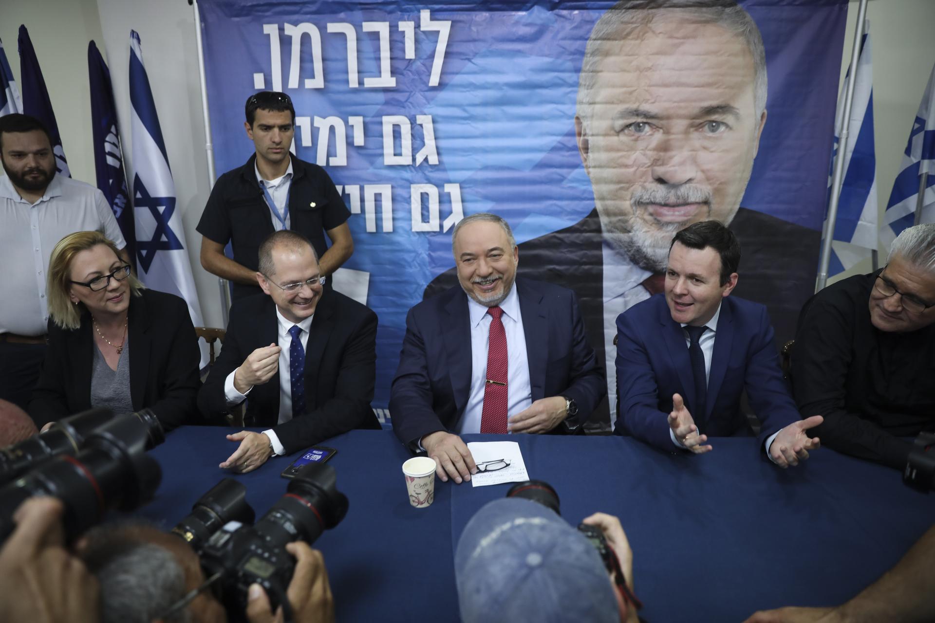 30. máj 2019 Tel Aviv, Izrael: Bývalý izraelský minister obrany Avigdor Lieberman oznamuje novinárom, že nevstúpi do koaličnej vlády s premiérom Netanjahuom. 
