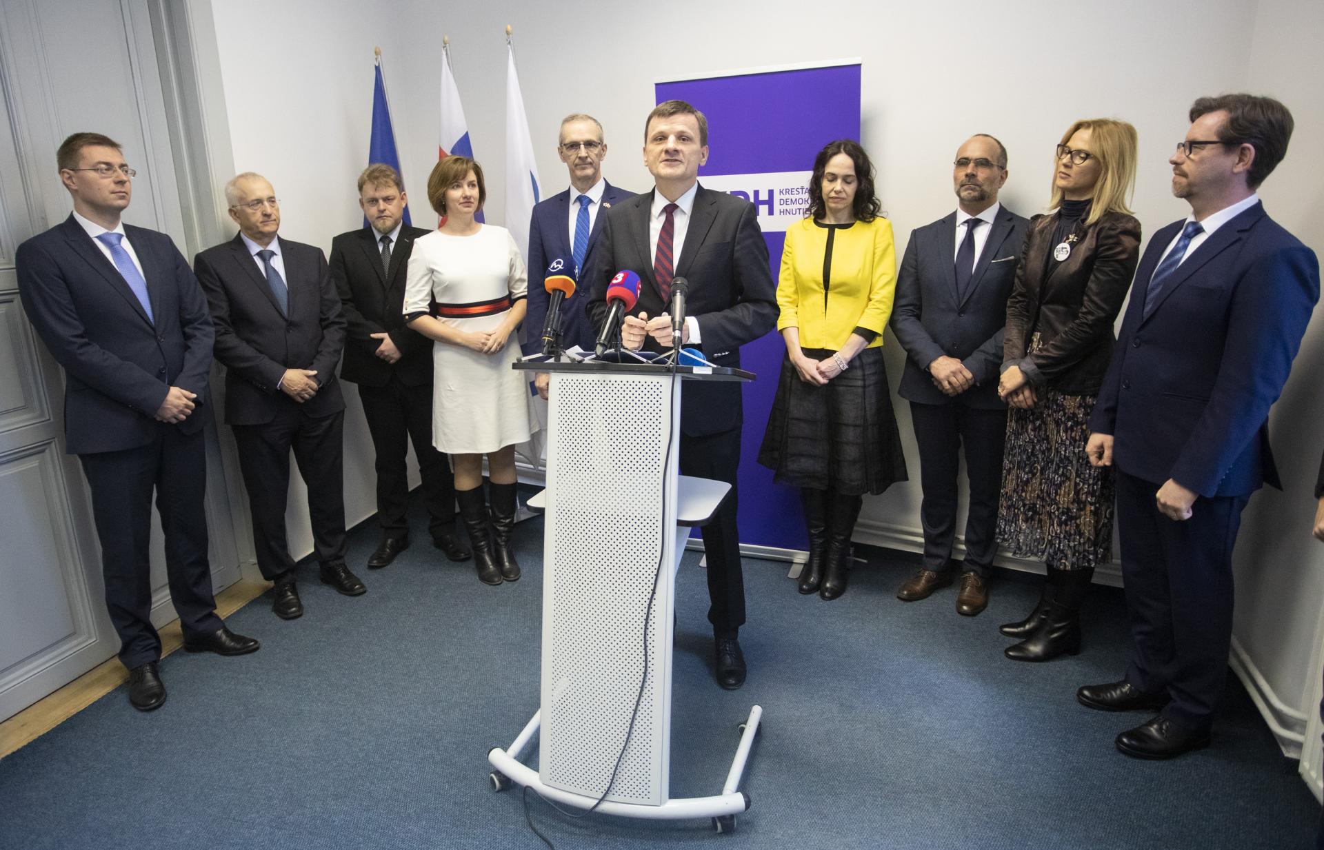 5. marec 2019 Bratislava: Predseda KDH Alojz Hlina a kandidáti na europoslancov za KDH počas tlačovej besedy, na ktorej strana predstavila program a svojich kandidátov do Európskeho parlamentu.