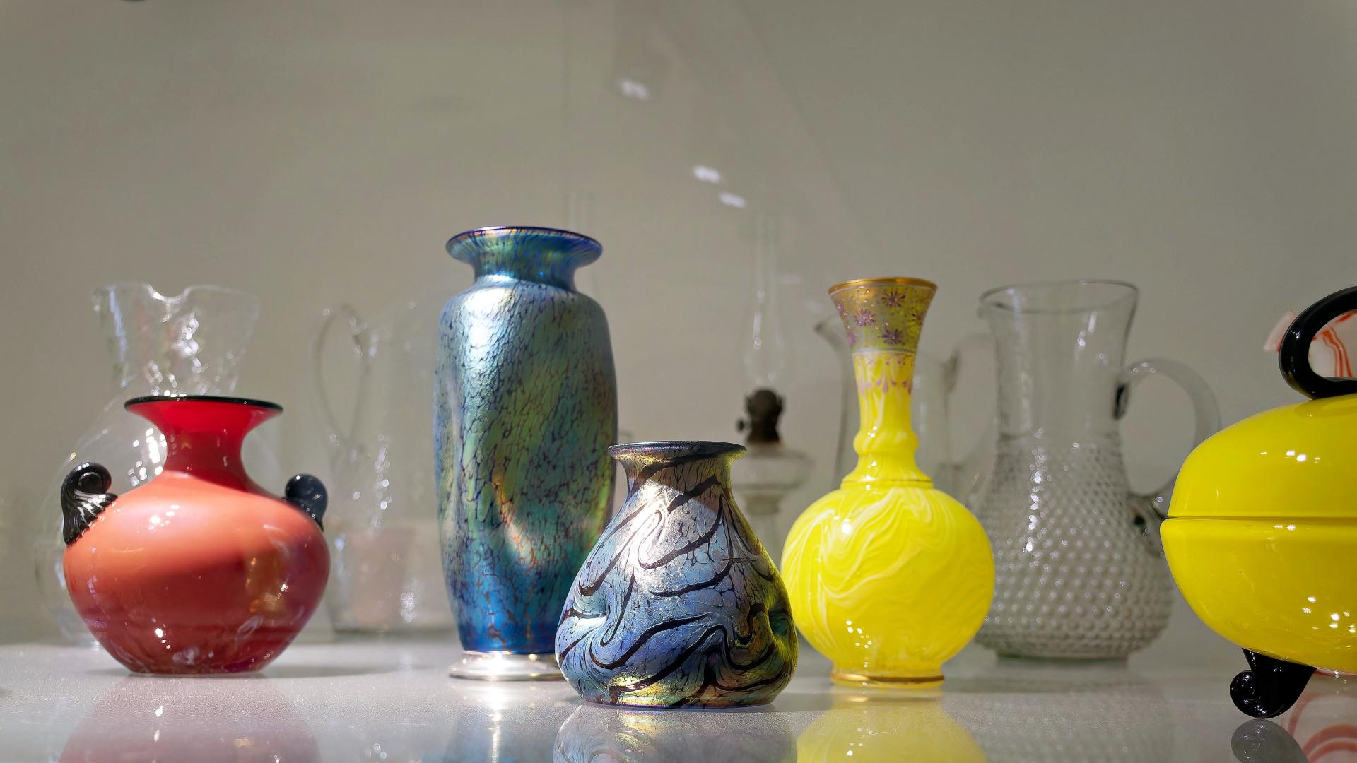 Expozícia skla v Galérii na Milovskej huti. 