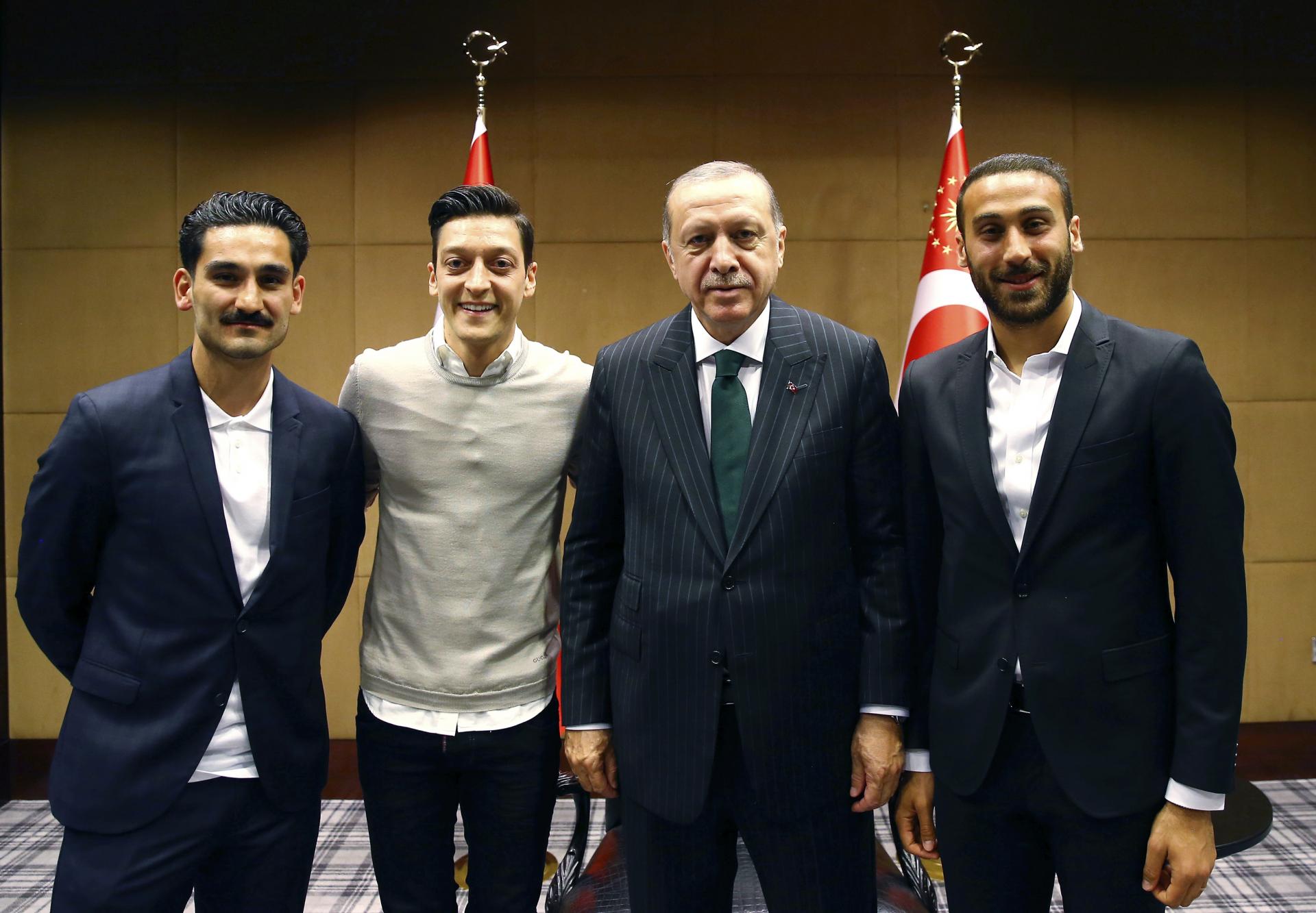Turecký prezident Recep Tayyip Erdogan a hráči Ilkay Gundogan, Mesut Ozil a Cenk Tosun.