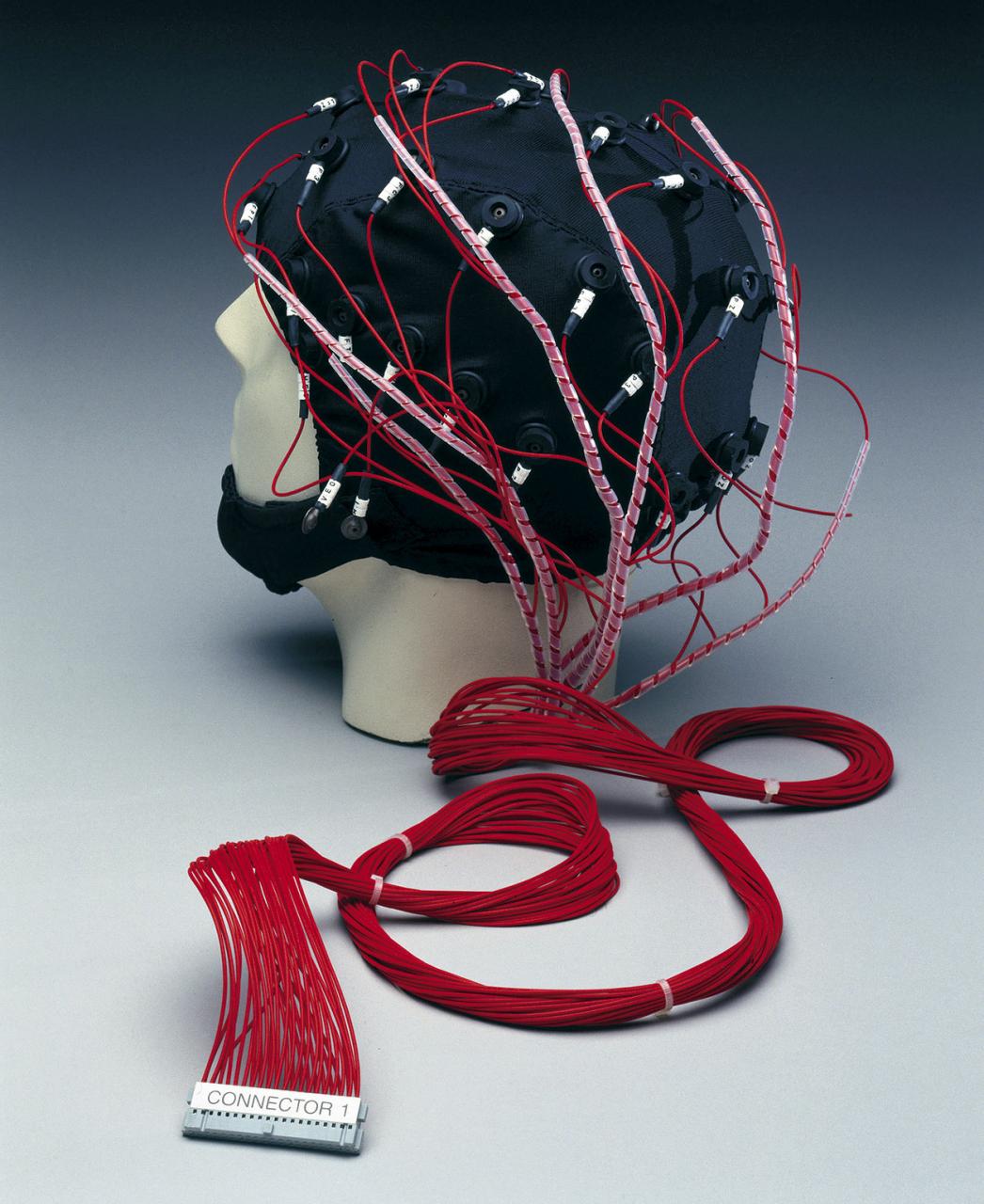 Elektroencefalografická (EEG) čiapka je jedným z najrozšírenejších technologických prístupov k detekovaniu mozgovej aktivity. Merajú sa ňou signály spôsobované elektrickými prúdmi v mozgových bunkách.