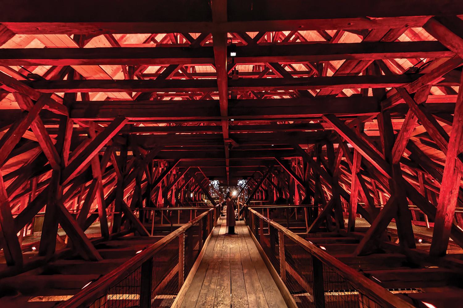 Farebne osvetlený pôjd Kostola svätého Jakuba.