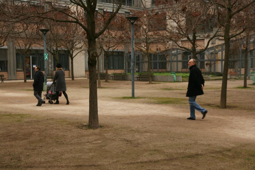 Mnoho Parížanov nemá autá, niet tu kde parkovať.