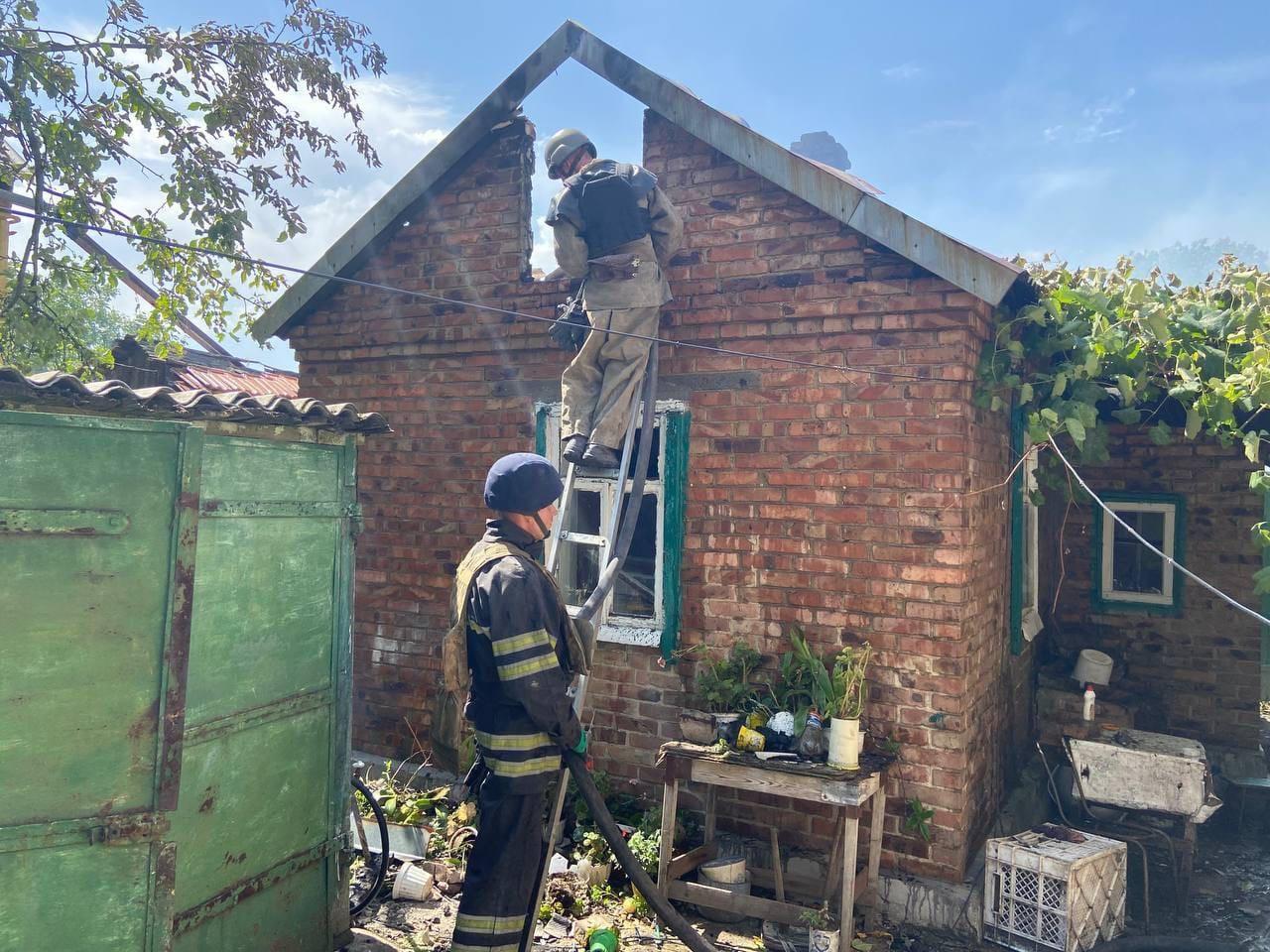 Bachmut, rodinný dom a okolie po bombardovaní (2).