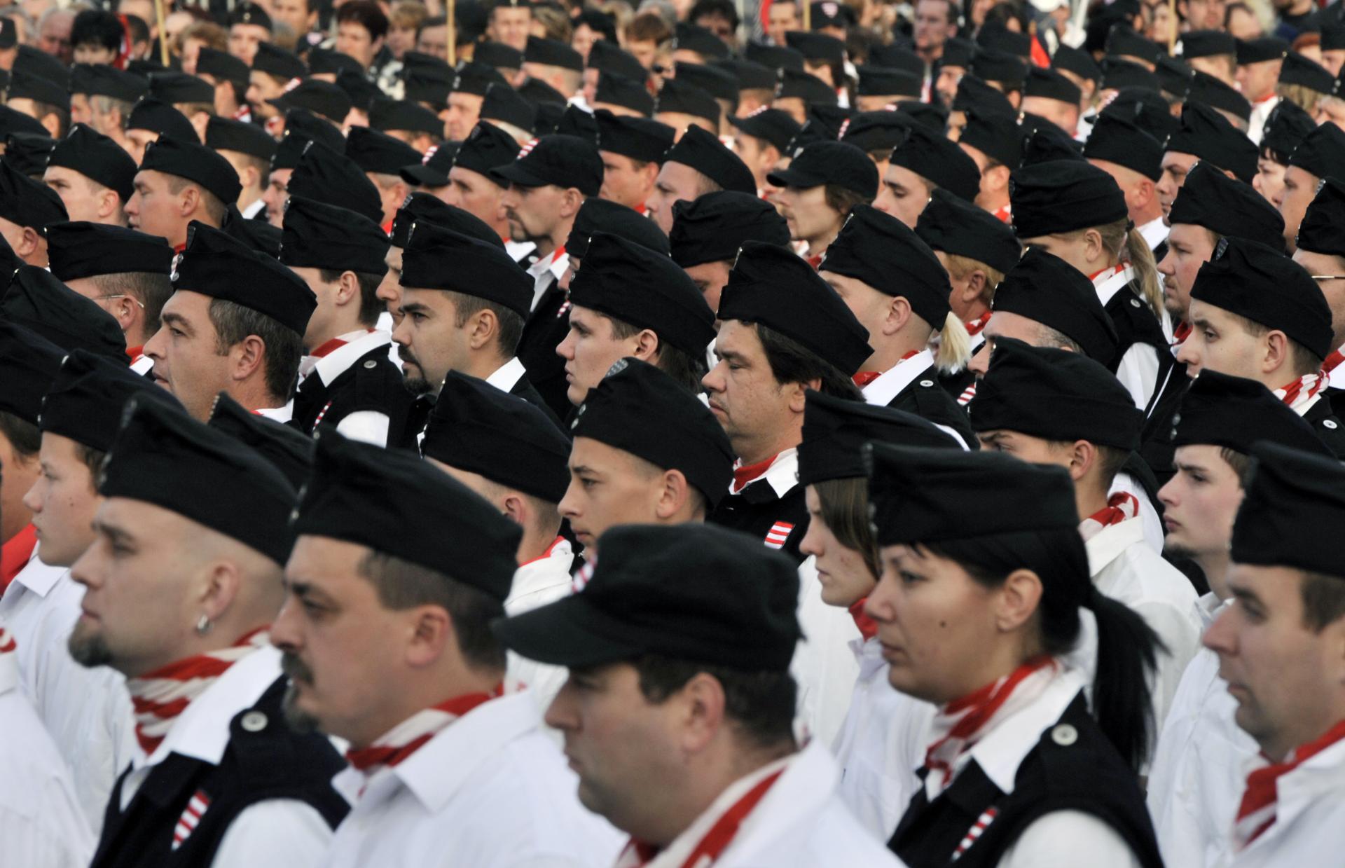 Členovia Maďarskej gardy pri prísahe 450 nových členov. Snímka je z roku 2008.