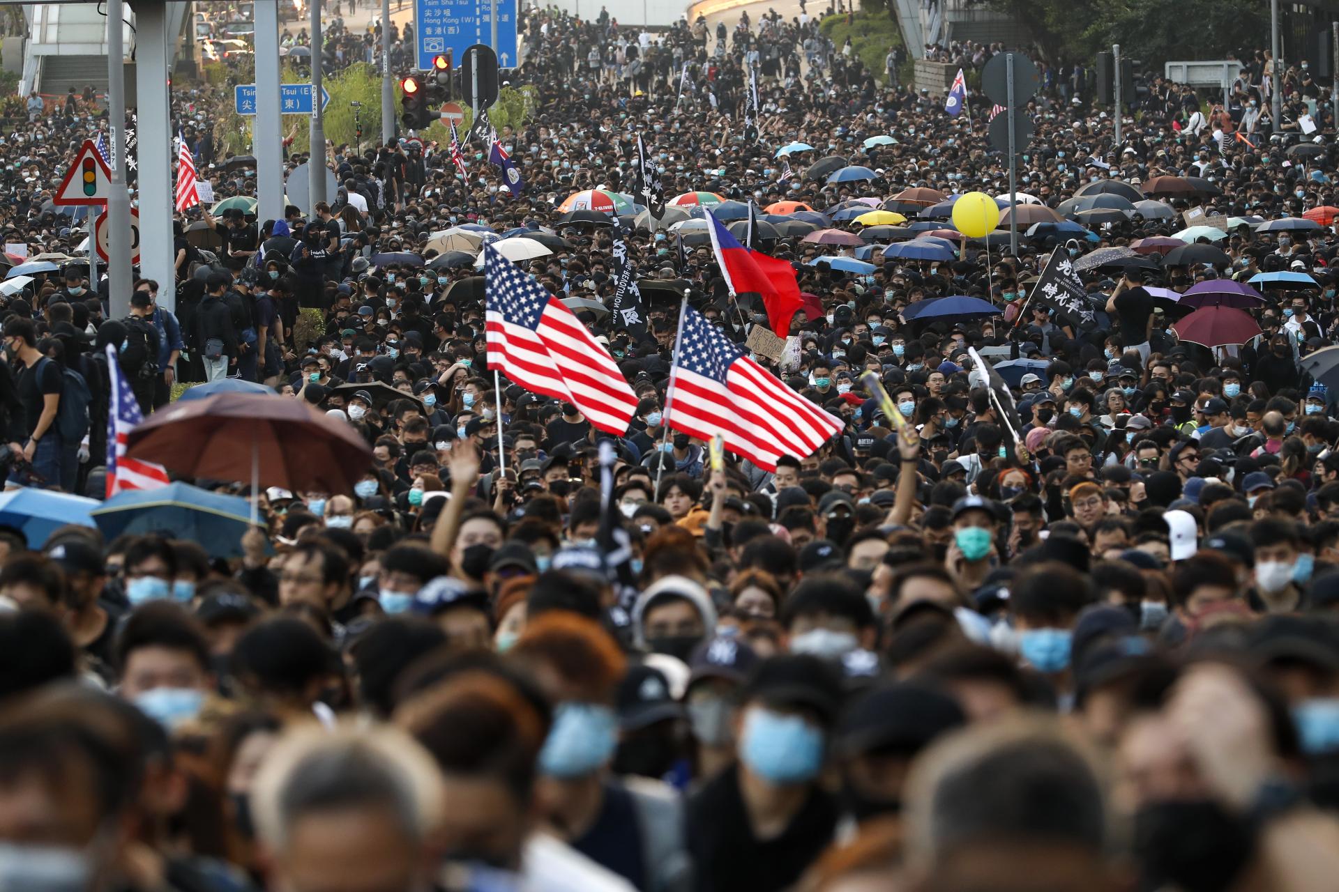 1. december 2019 Hongkong, Čína: Tisíce ľudí pochodujú ulicami mesta počas jedného z prodemokratických protestov.