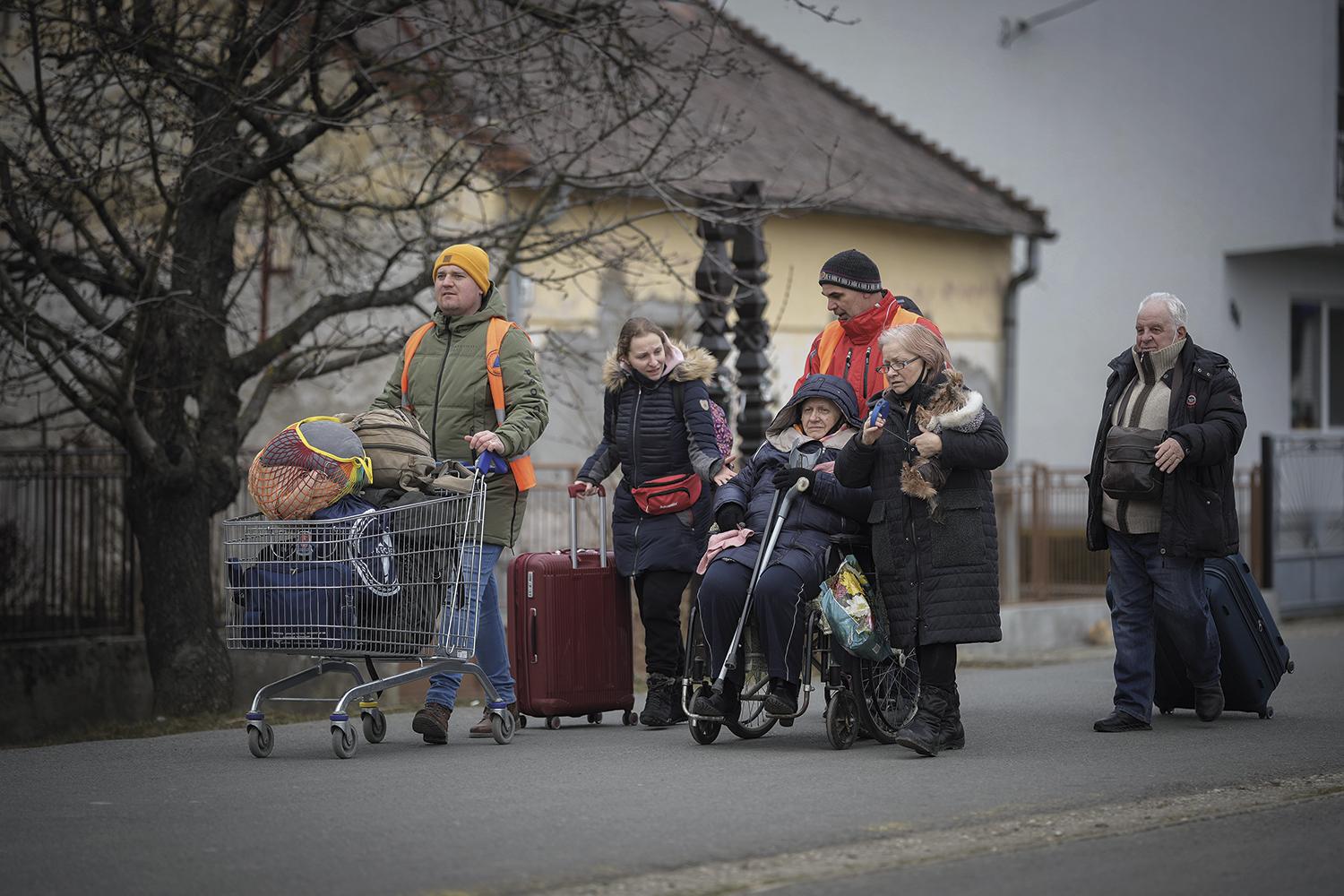 9. marec 2022, Veľké Slemence: Záchranné služby a dobrovoľníci pomáhajú utečencom z Ukrajiny na ceste do prijímacieho strediska.
