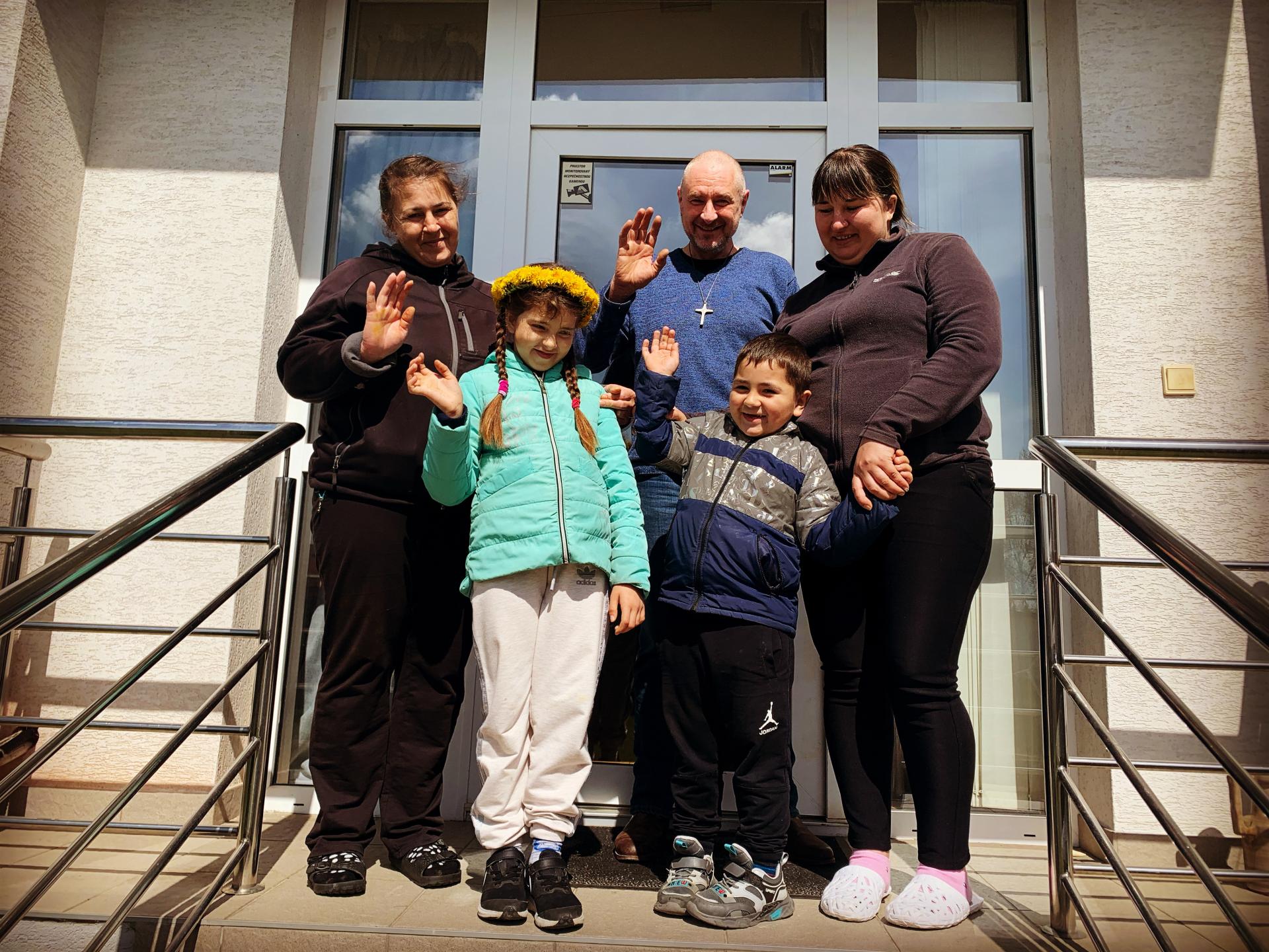 Farár Leonard Pawlak s utečenskyňami - sestrami z Ukrajiny a dvoma deťmi ochotnými fotiť sa za lamačskou farou, ktorá od 10. marca slúži aj ako ubytovňa pre utečencov.