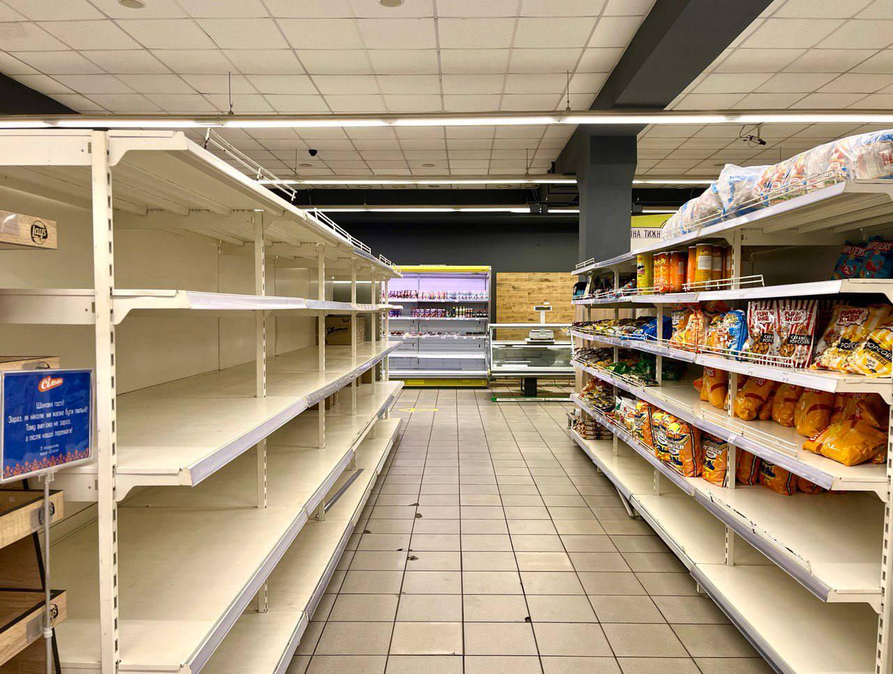 Bakhmut, Donecká oblasť - následky bombardovania a prázdne regále v opustených obchodoch