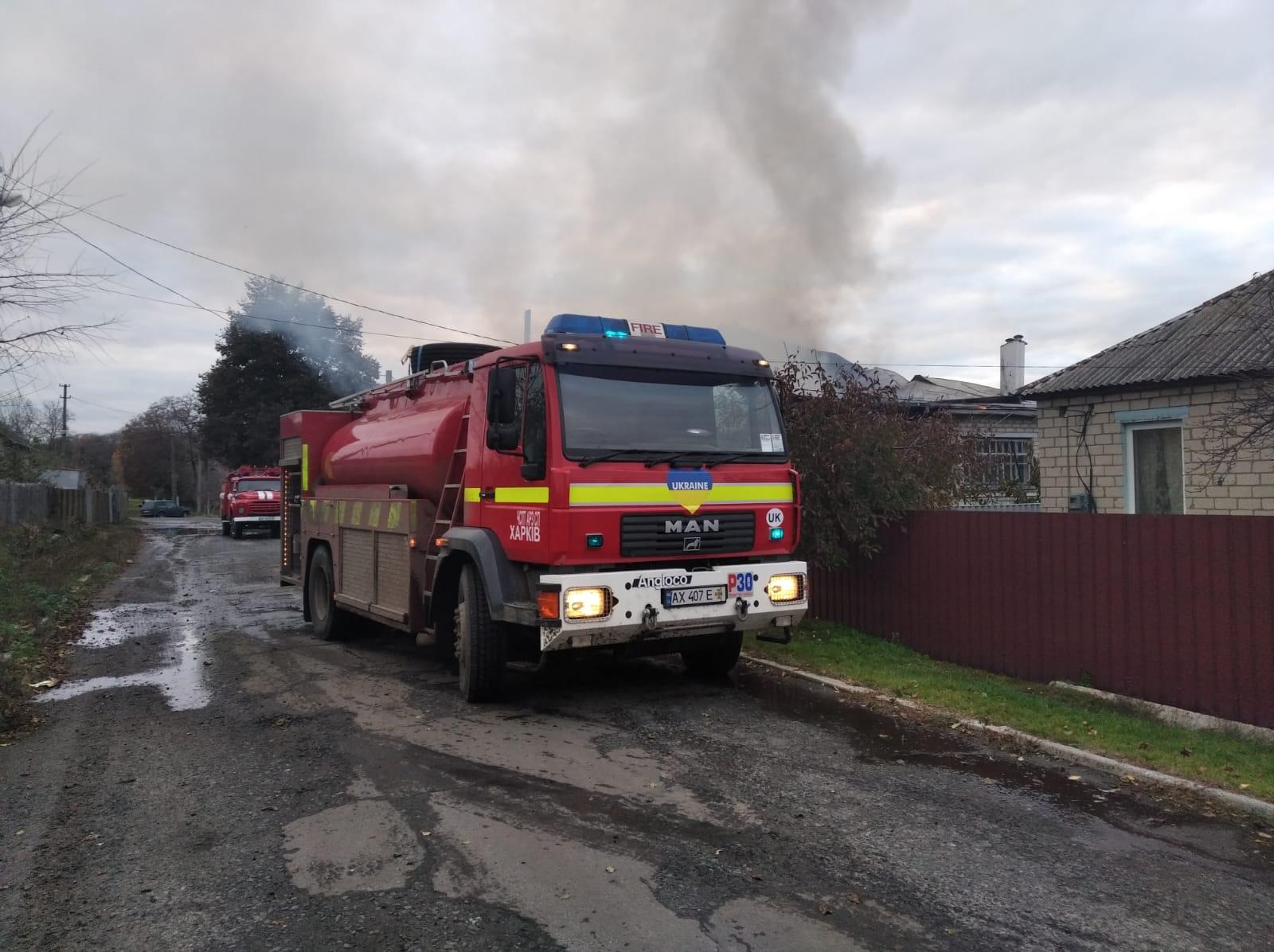 Dvorichna, Charkovská oblasť. Výsledok ostreľovania. Požiar súkromného domu.