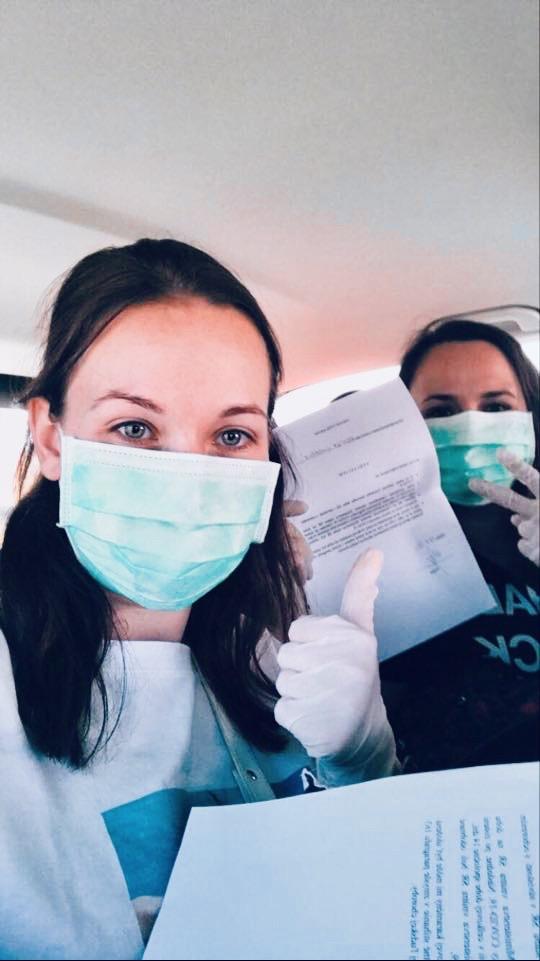 Slovenské študentky, obe Kristíny, počas cesty domov zo Záhrebu, ktorú im zabezpečila slovenská ambasáda v Chorvátsku.