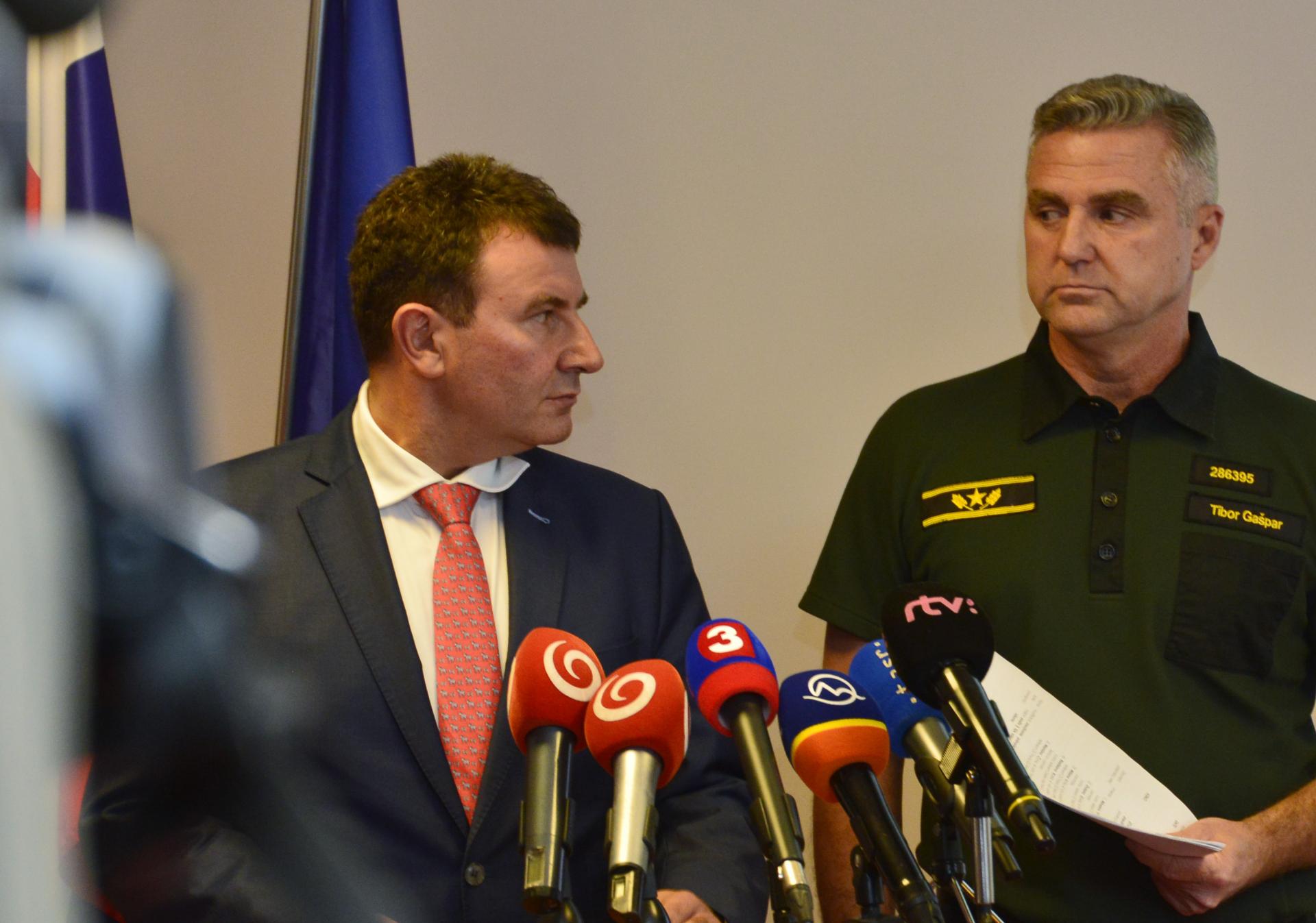 František Imrecze (vľavo) na fotografii s bývalým šéfom polície Tiborom Gašparom (vpravo).