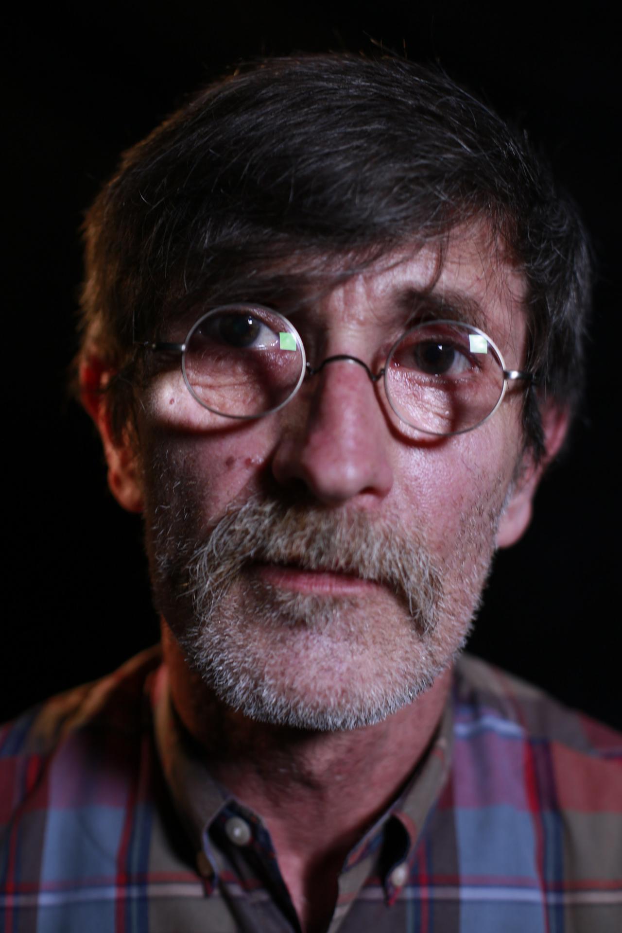 Portrét aktivistu a účastníka Nežnej revolúcie Rastislava Šenkirika.