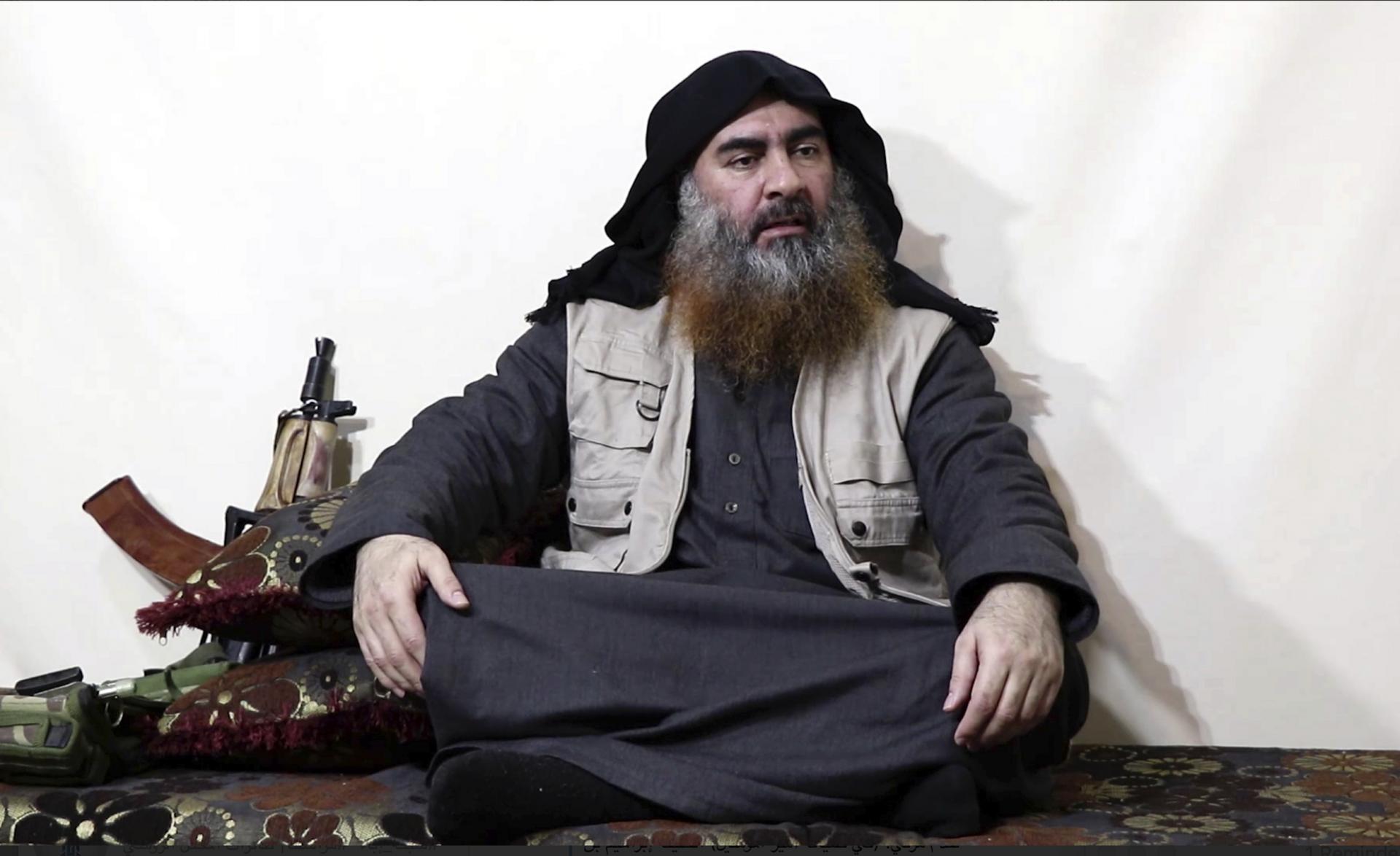Vodca Daíšu abú Bakr Baghdádí na archívnej snímke vytvorenej z propagandistického videa teroristickej organizácie Islamský štát. 
