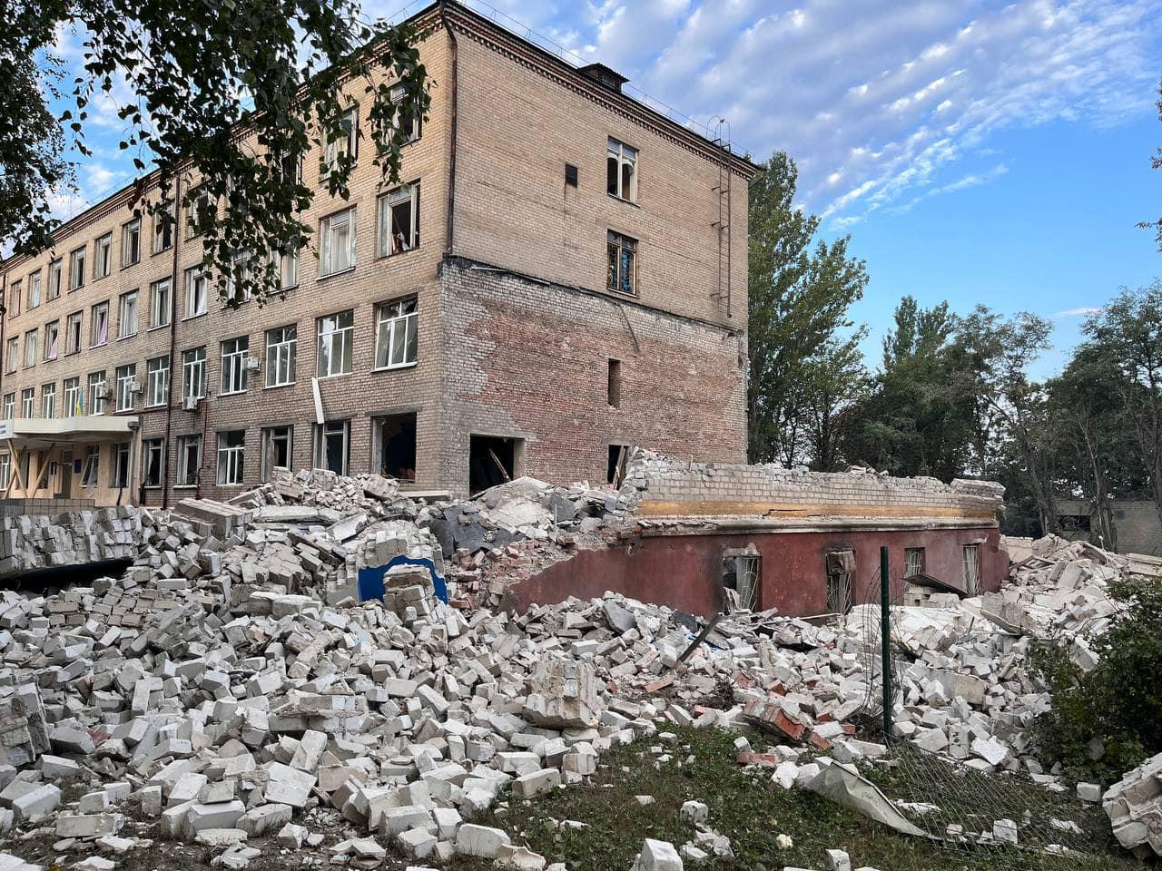 Kramatorsk. Na zábere sú zničené priestory univerzity