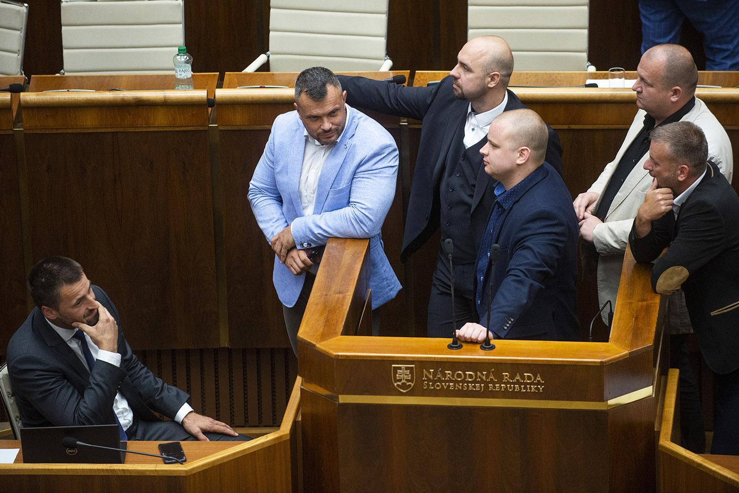 23. júl 2020 Bratislava: Kotlebovci pred dvoma rokmi v parlamente vyslovovali nedôveru Igorovi Matovičovi pre plagiátorstvo a jeho pôsobenie v kresle premiéra. Časť z nich dnes podporila jeho balíček.