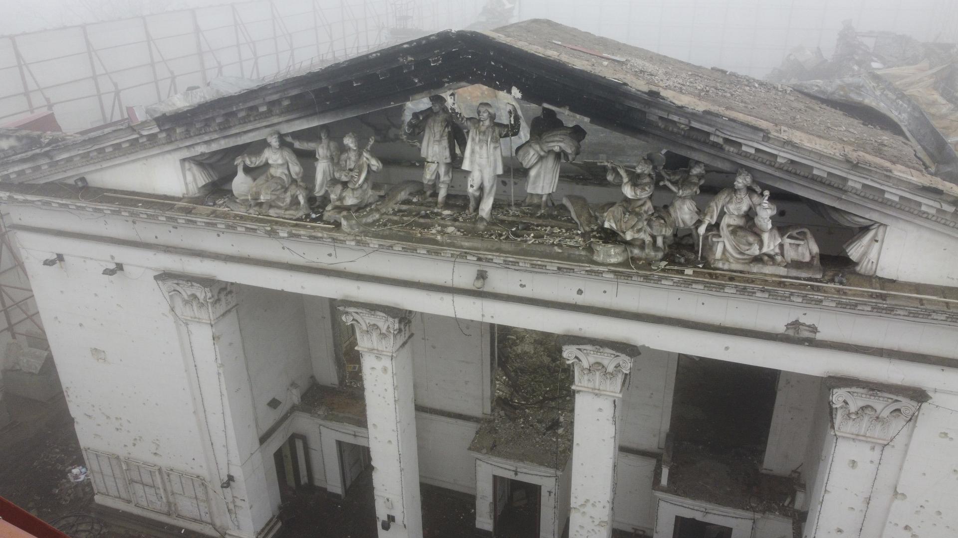 Priečelie divadla v Mariupole, ktoré ostalo stáť po bombardovaní, 23.12.2022.