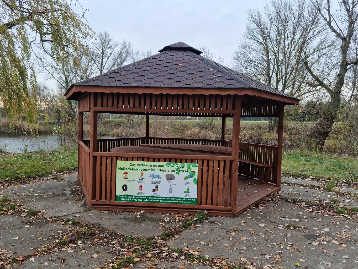 Cieľom projektu „Oddychujme pri vode a v prírode“ bola revitalizácia oddychovej zóny na bagrovisku v Bohatej.