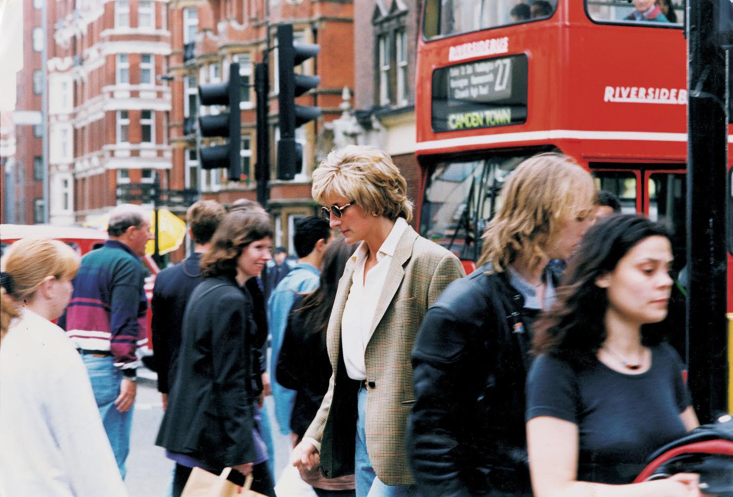 Píše sa rok 1996 a Lady Di v Londýne, obklopená davom, odchádza z kaviarne, ktorú pomenovali na počesť britskej princeznej. V tom roku sa rozviedla so svojím manželom a následníkom trónu Charlesom. Už o rok ju čakala tragická smrť v Paríži.