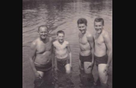 Antonín Panenka (druhý zleva) se svým otcem a staršími bratry.