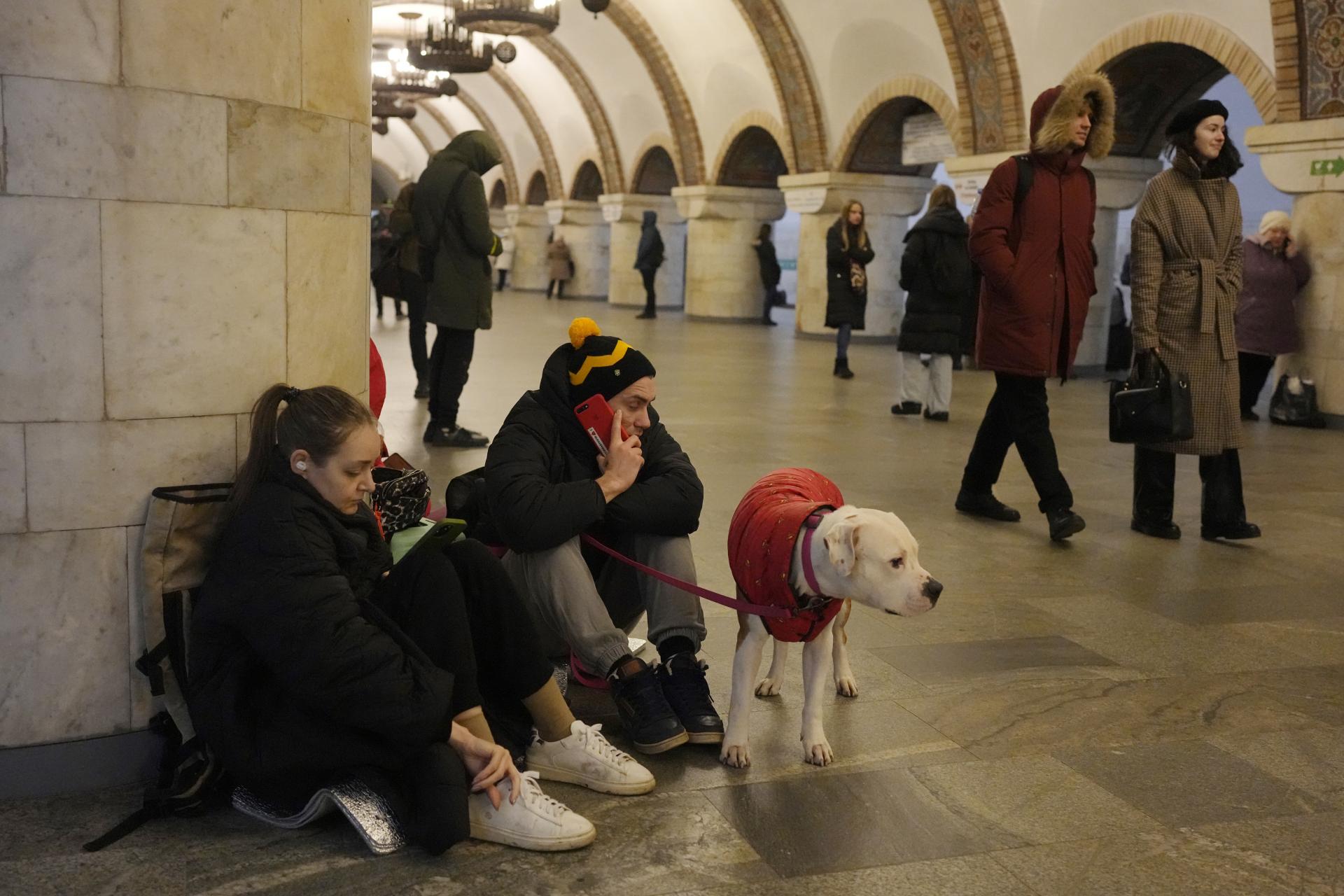 Ľudia v stanici metra, ktorá sa používa ako úkryt pred bombami počas raketového útoku v Kyjeve, 29. decembra 2022.
