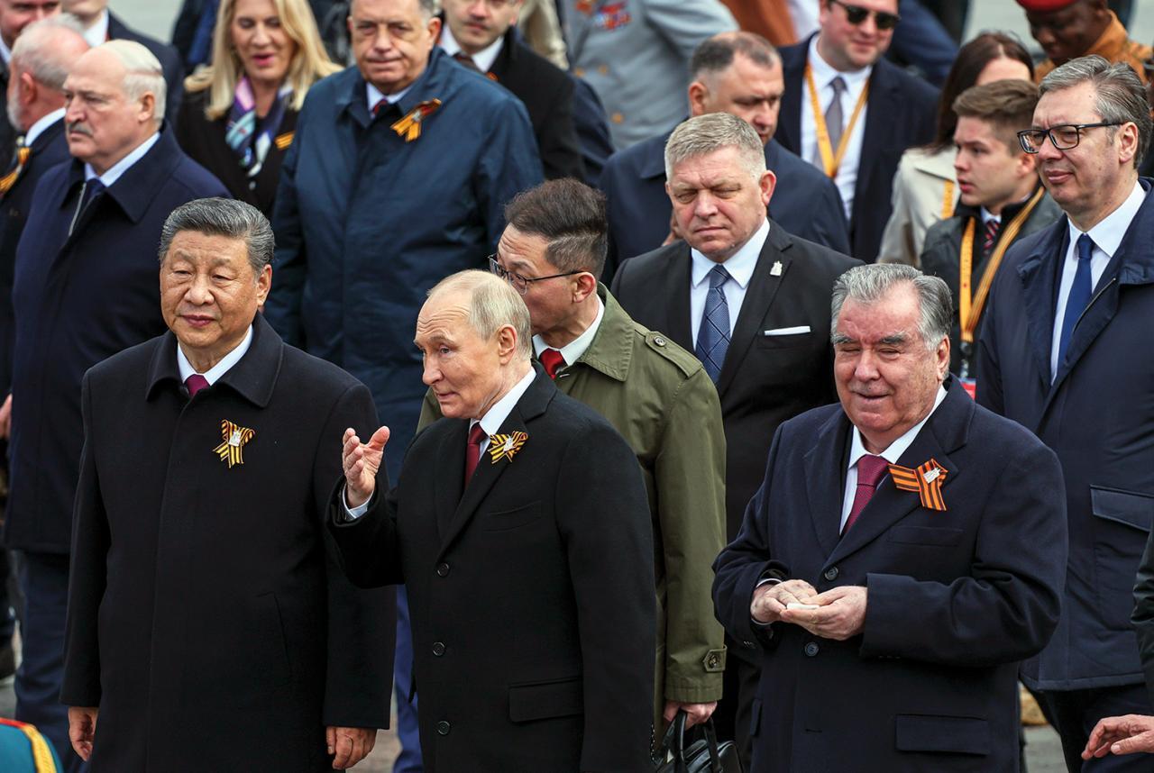 9. máj 2025 Moskva, Rusko: Oslava Dňa víťazstva nad fašizmom. Bieloruský prezident Alexander Lukašenko, čínsky prezident Si Ťin-pching a ruský prezident Vladimir Putin. Robert Fico sa zjavne cíti dobre v ich spoločnosti.