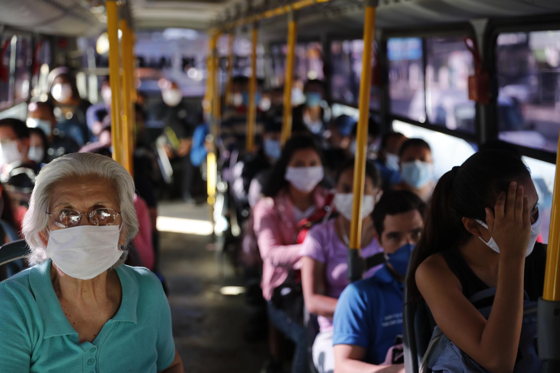 20. apríl 2020 Asuncion, Paraguaj: Cestujúci v autobude sa chránia pred nákazou koronavírusom používaním ochranných rúšok. WHO varuje pred nárastom prípadov v Latinskej Amerike, Paraguaj má aktuálne len 213 potvrdených prípadov nákazy.