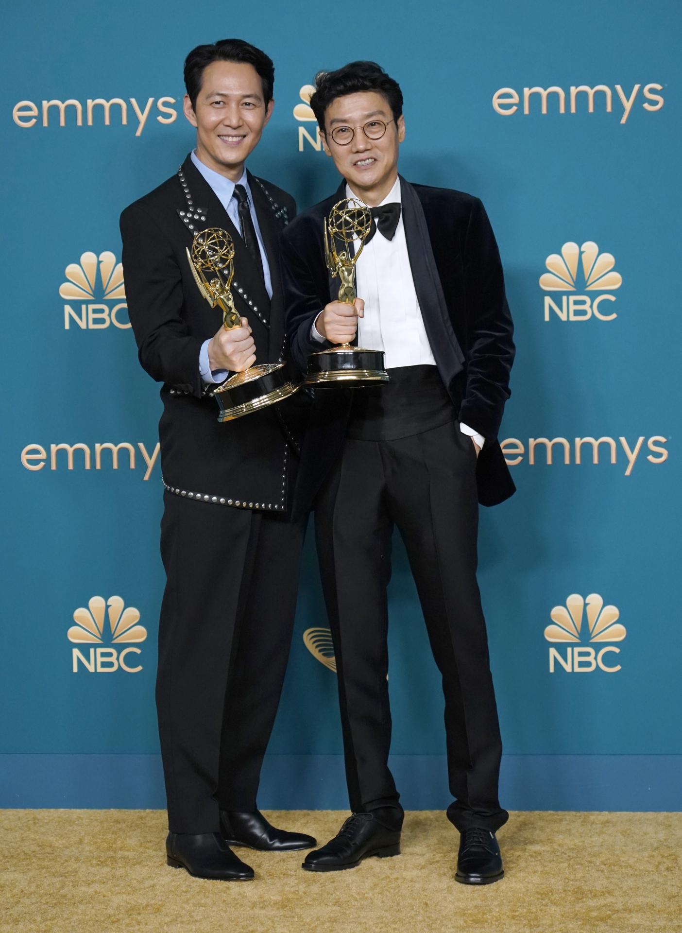 Lee Jung-jae, vľavo, víťaz ceny Emmy za vynikajúceho herca v hlavnej úlohe v seriáli „Squid Game“ a Hwang Dong-hyuk, víťaz ceny Emmy za vynikajúcu réžiu za seriál „Squid Game“