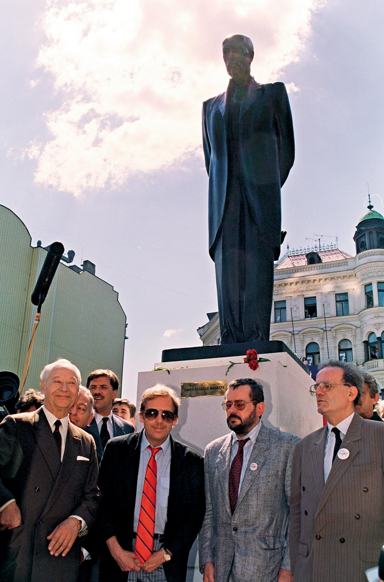 1990 Praha: Alexander Dubček a Václav Havel pri inaugurácii sochy T. G Masaryka, predstaviteľa čechoslovakizmu.