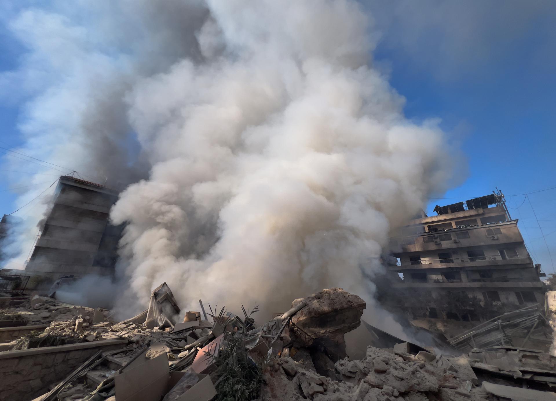 Dym stúpa zo zničenej budovy po izraelskom útoku na južnom predmestí Bejrútu Dahiyeh.