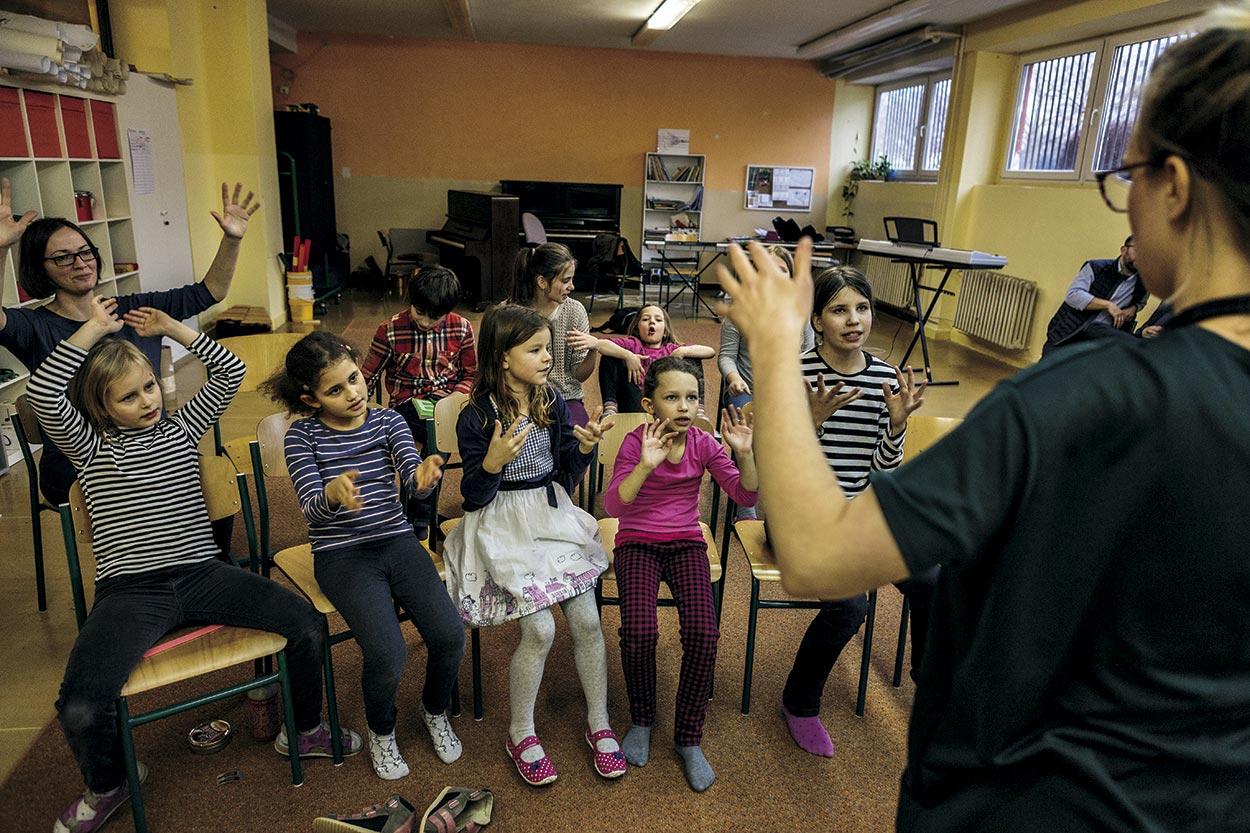 V hudobnej triede Narnie spieva detský súbor Superar, ktorý vznikol s myšlienkou začleňovať deti zo znevýhodneného prostredia.