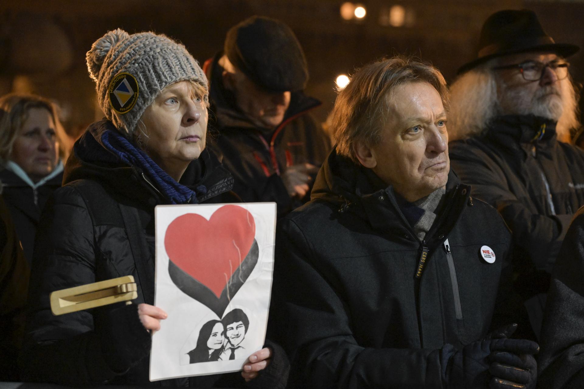 Účastníci počas spomienkového zhromaždenia k 8. výročiu vraždy Jána Kuciaka a Martiny Kušnírovej, ktoré organizuje občianská iniciatíva Za slušné Slovensko na Námestí slobody v Bratislave, 21. februára 2026.