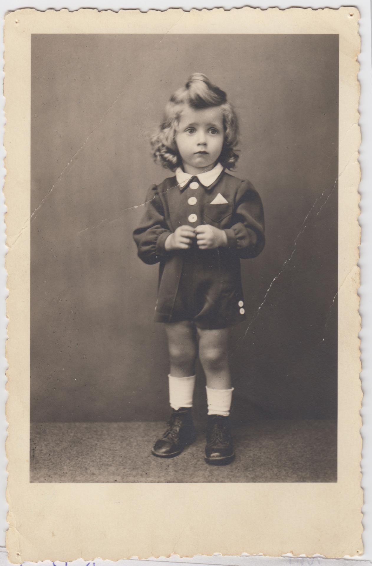 Prezlečený za dievčatko v čase skrývania sa