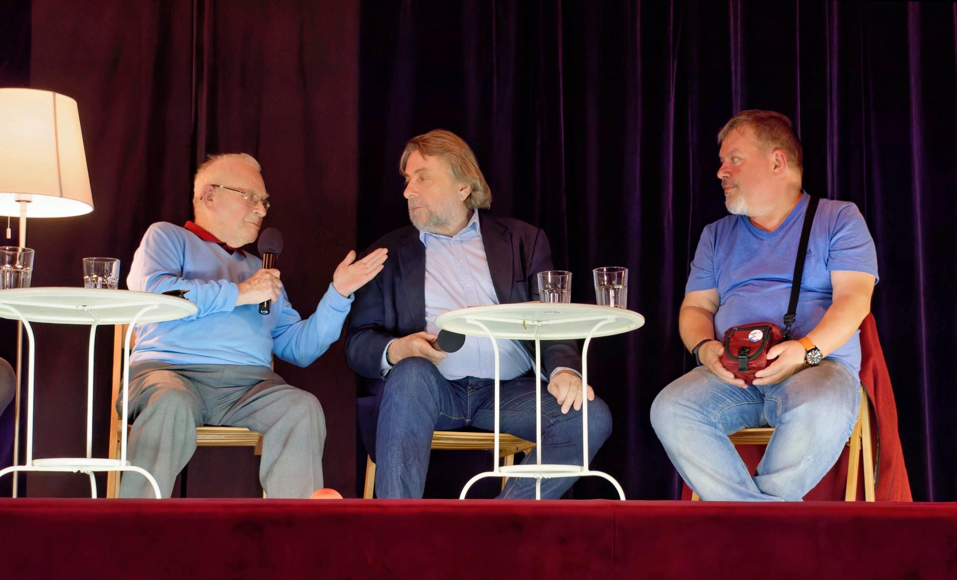 Otto Šimko na jednej z diskusií, ktorých sa rád zúčastňoval. O extrémizme sa v roku 2019 v Modre rozprávali s Ladislavom Snopkom, moderoval Marian Jaslovský (vpravo), vtedy v tíme Post Bellum.