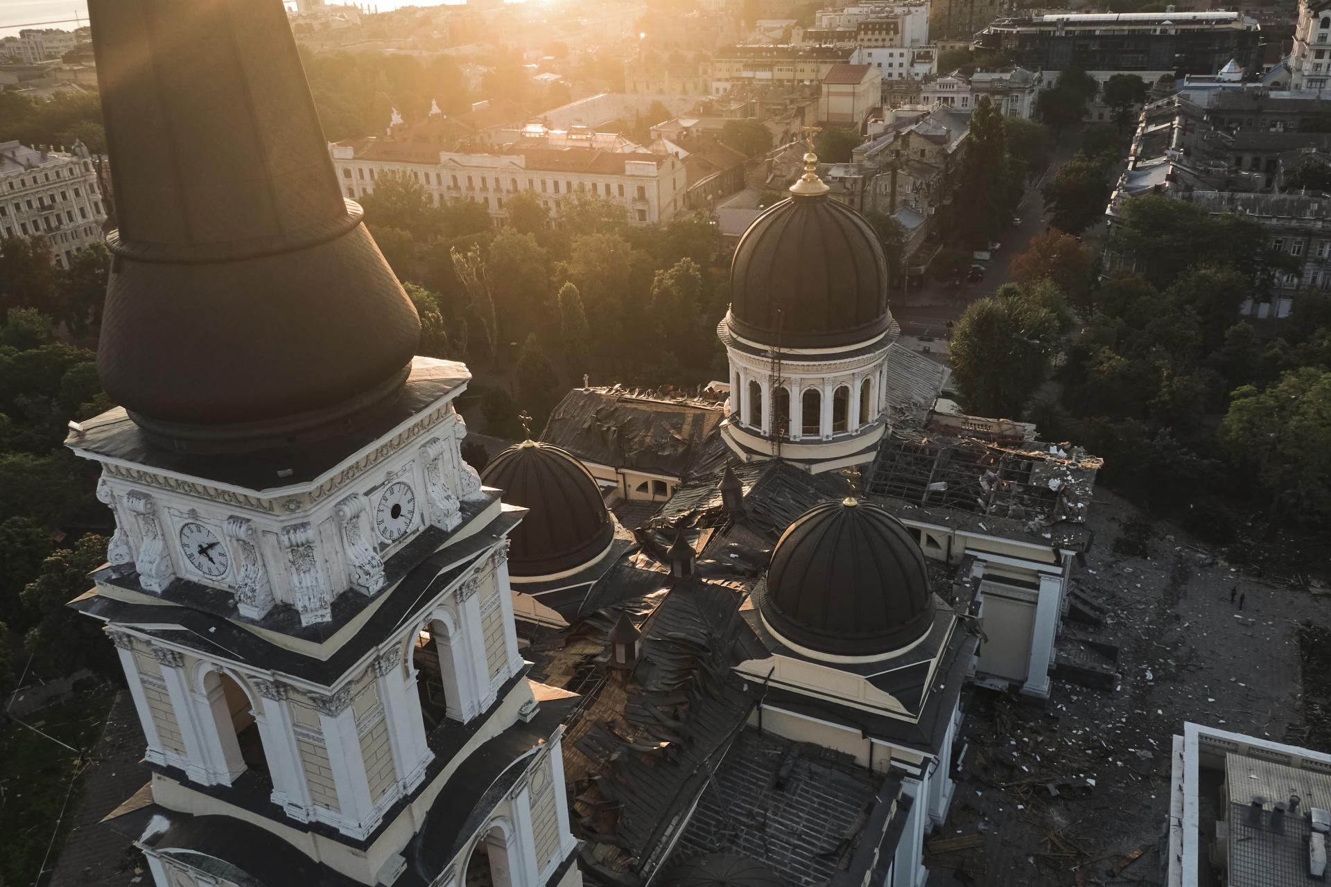 Záber z dronu na poškodenú odeskú katedrálu.