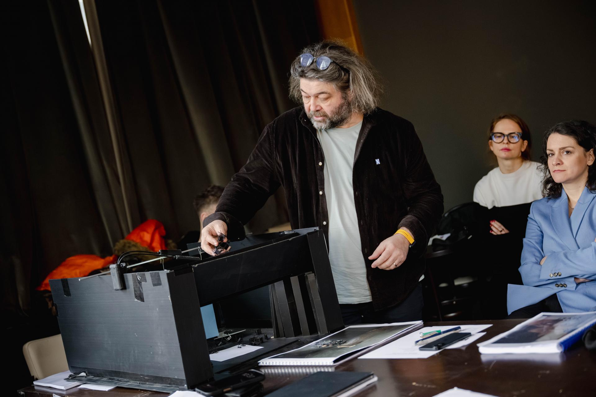 Návrh scény – Juraj Poliak, vedľ a choreograa S. Vlk Vlčeková a dramaturgička A. Bučko