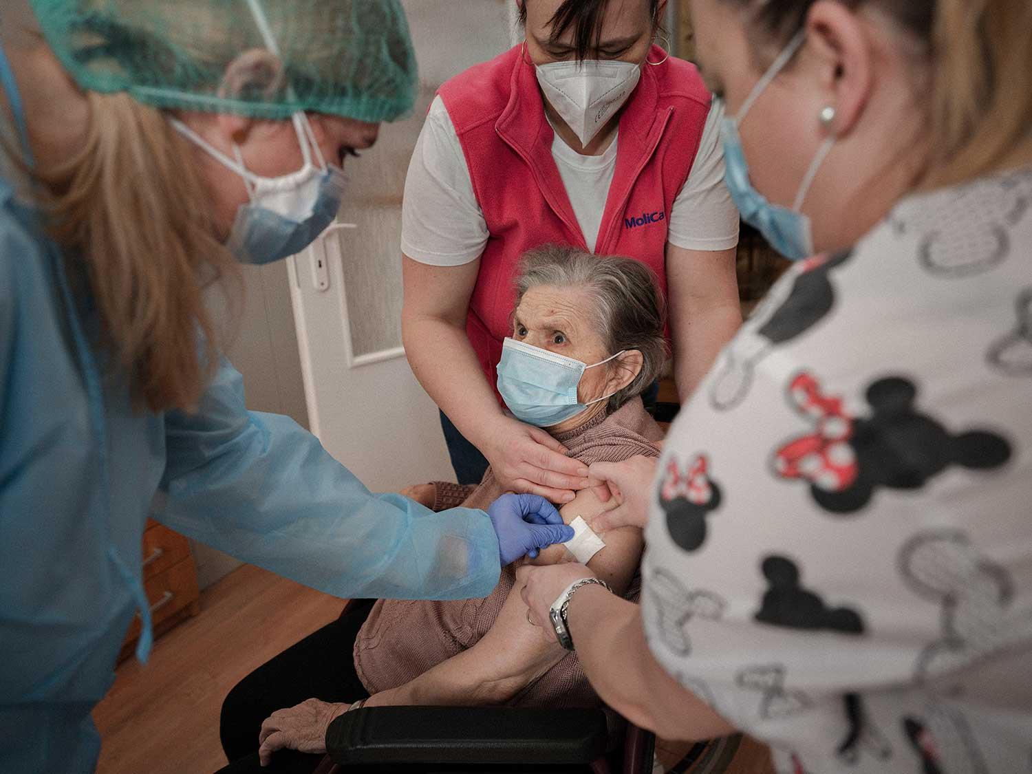 10. február 2021 Tekovské Lužany: Očkovanie dôchodcov v sociálnom zariadení Samaritán. Obava i nádej v očiach očkovanej panej odrážajú pocity nás všetkých.