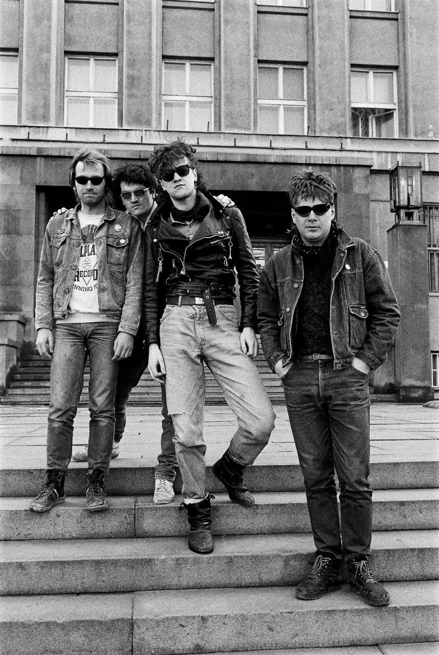 Členovia skupiny pred budovou Ministerstva vnútra v Bratislave.