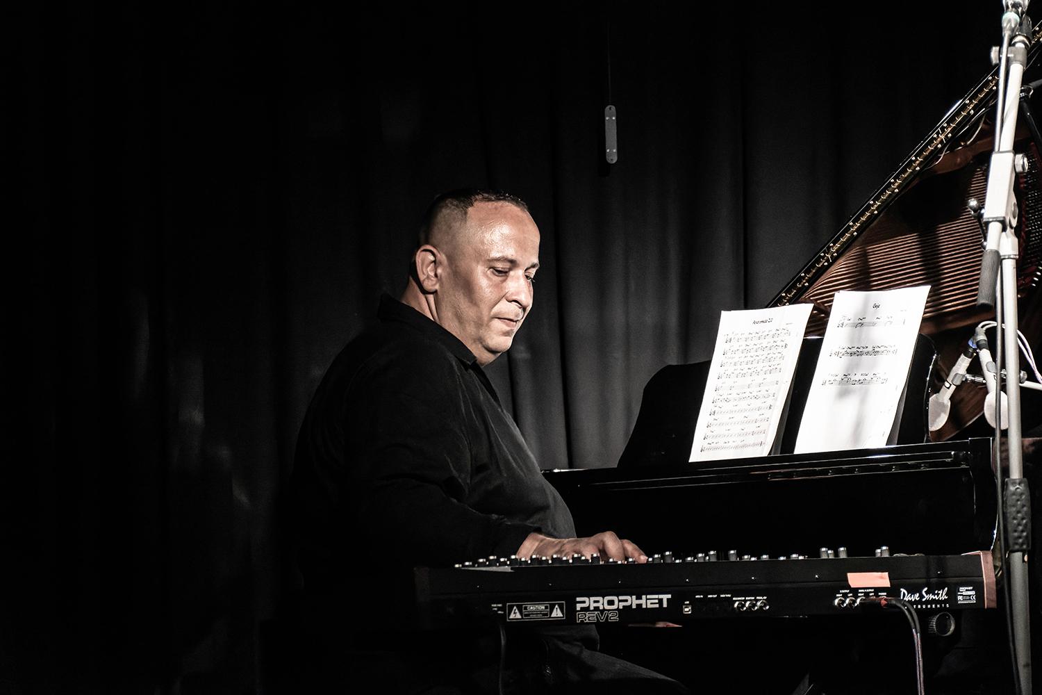Jazz v .klube pod lampou v Bratislave: Hráč na klávesové nástroje Eugen Vizváry.