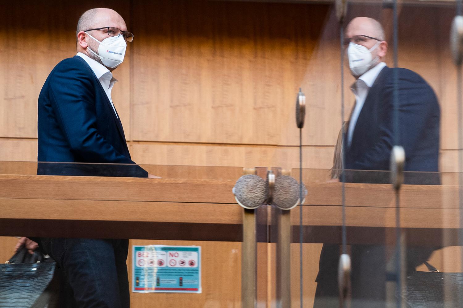 Predseda SaS Richard Sulík vraví, že ak Igor Matovič neodstúpi do stredy z pozície premiéra, jeho strana odíde z koalície a všetci ministri za túto stranu podajú demisiu. SaS má momentálne troch ministrov. 