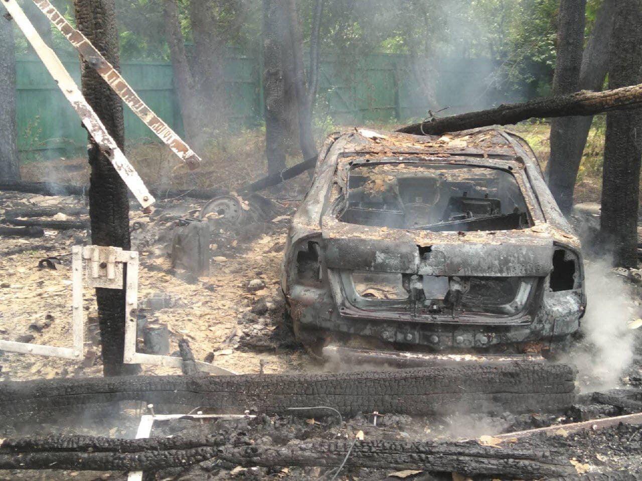 V Sumskom regióne dnes útočili aj na areál lesníctva, na fotografii je zhorené auto