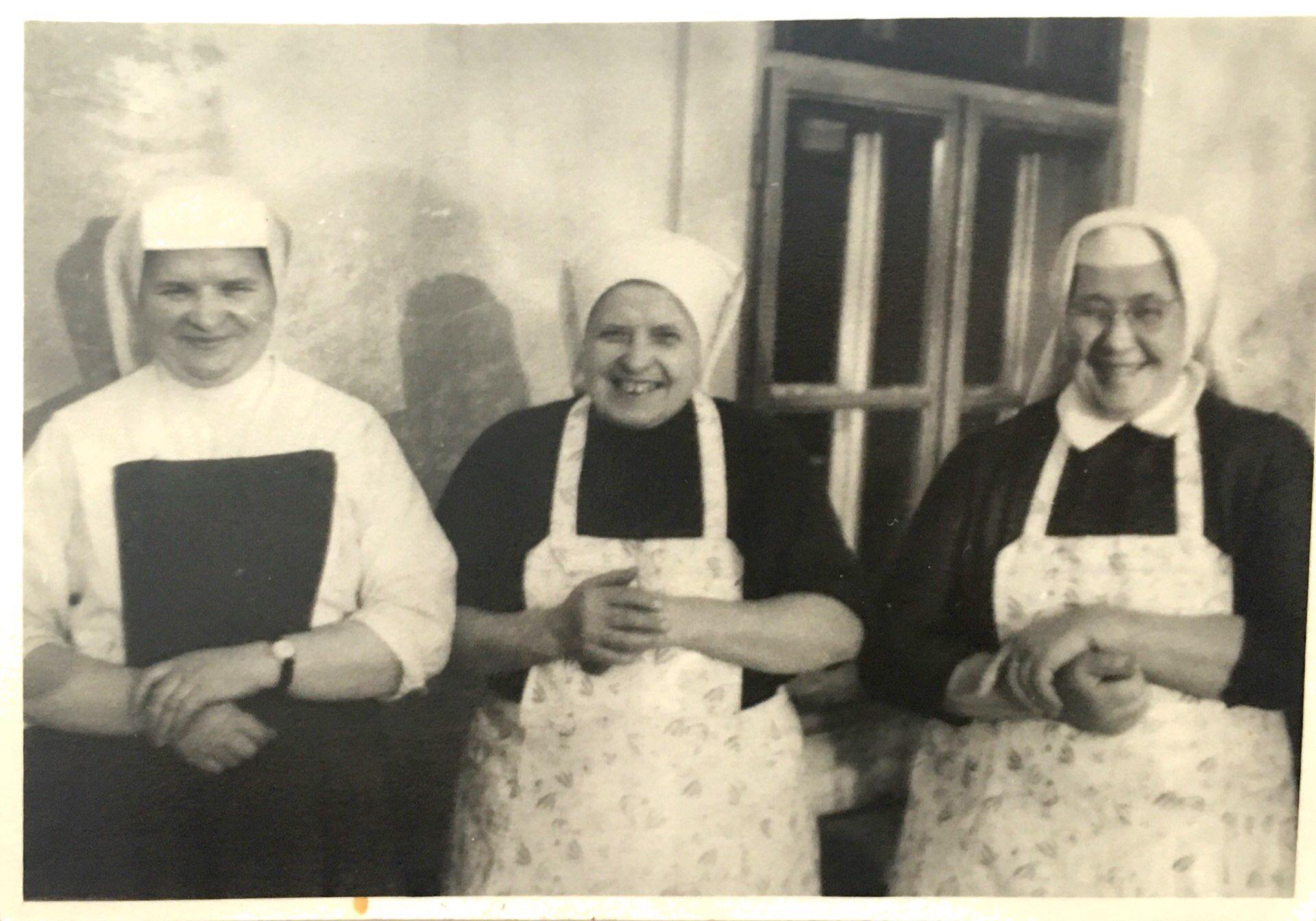 Sr. Notburga vľavo počas pôsobenia v Slovenskej Ľupči v kuchyni, 1974.