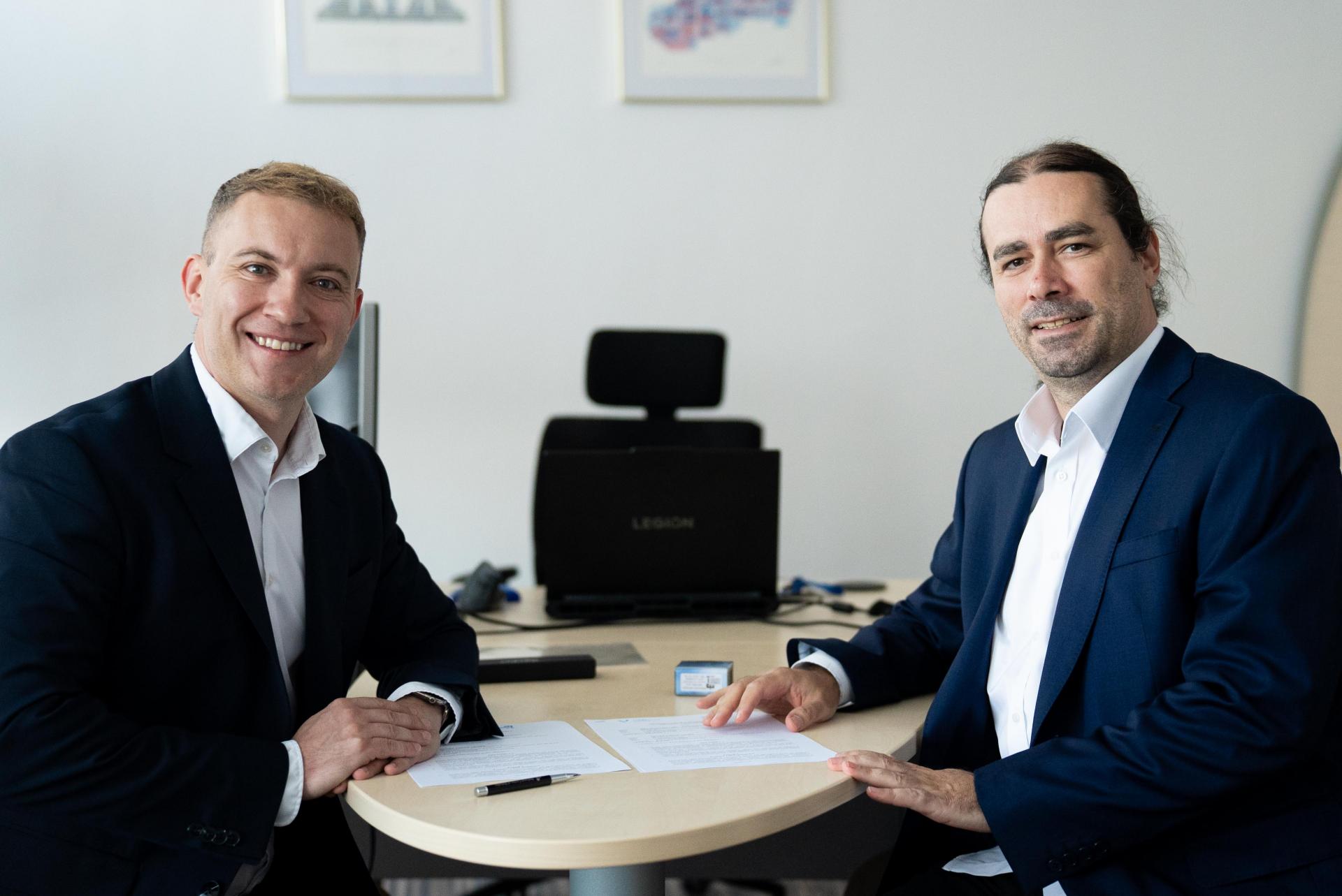 Prezident Žilina Innovation Valley Ing. Martin Kapitulík a prof. Ing. František Duchoň, PhD., predseda Národného centra robotiky Slovenskej republiky na obhliadke centra po podpise memoranda