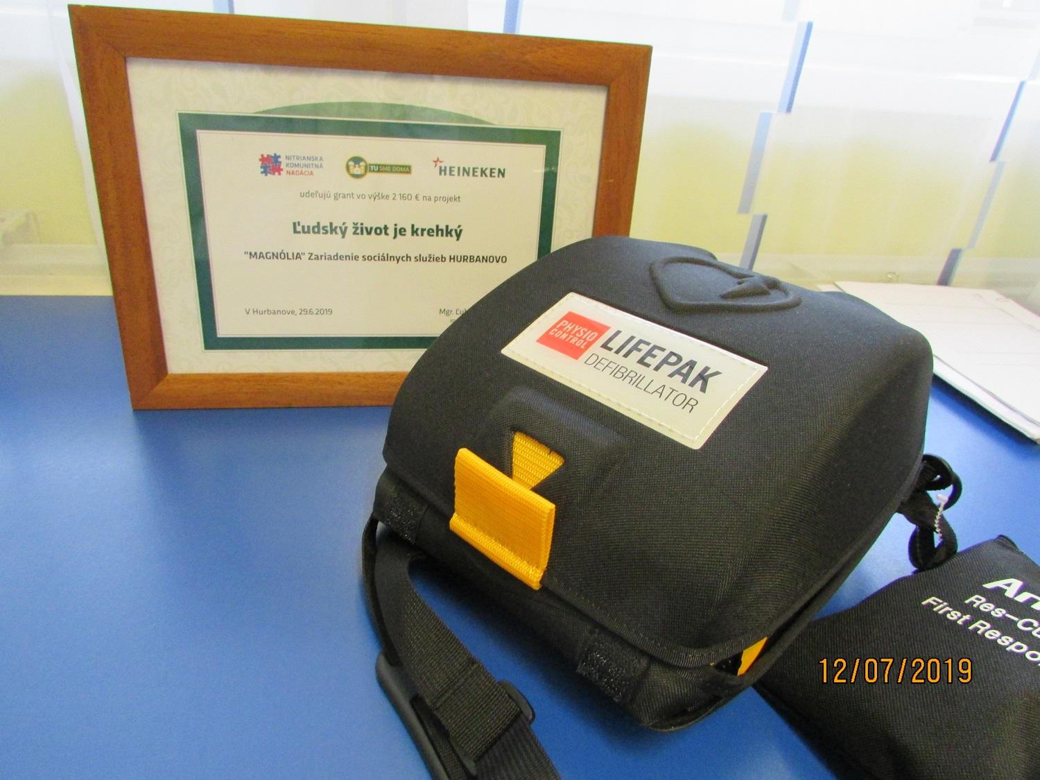 Vďaka grantu „MAGNÓLIA“ Zariadenie sociálnych služieb Hurbanovo zabezpečilo AED - automatický externý defibrilátor pre potreby svojich 180 klientov. 