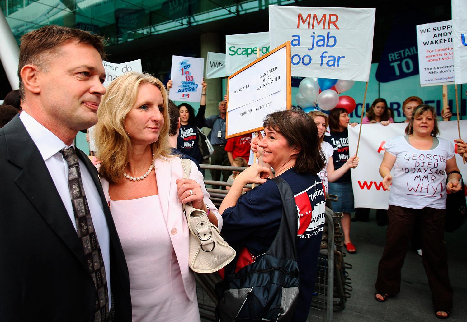 16. júl 2007 Londýn, Veľká Británia: Gastroenterológ Andrew Wakefield a jeho manželka Carmel v obkolesení svojich podporovateľov-antivaxerov, cestou na Lekársku radu, kde čelil obvineniu z podvodnej štúdie.