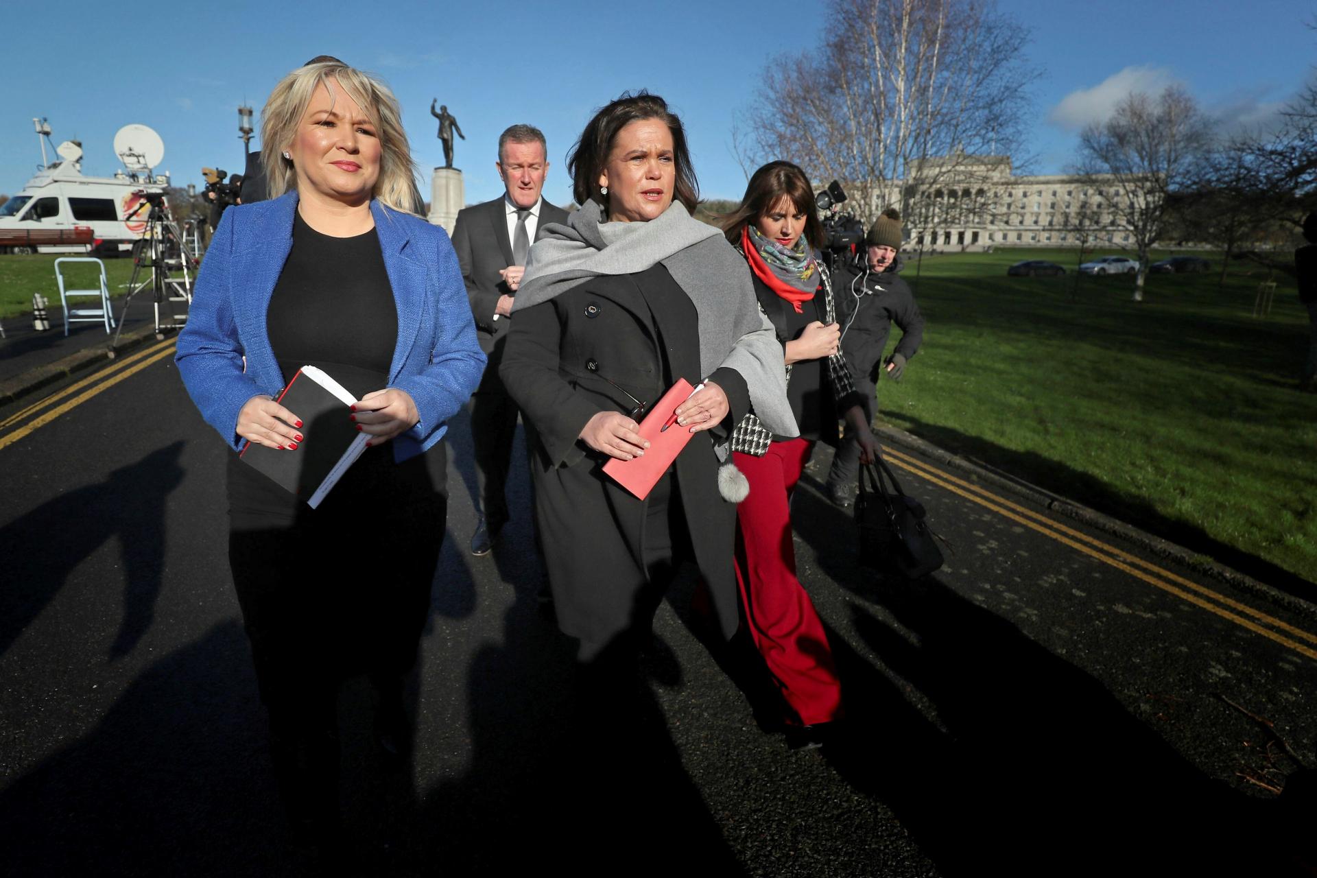 Líderka strany Sinn Fein Mary Lou McDonald (v strede) a jej prvá tajomníčka Michelle O´Neill (vľavo) prichádzajú na zámok Stormont v Belfaste na stretnutie s premiérkou Theresou Mayovou. 